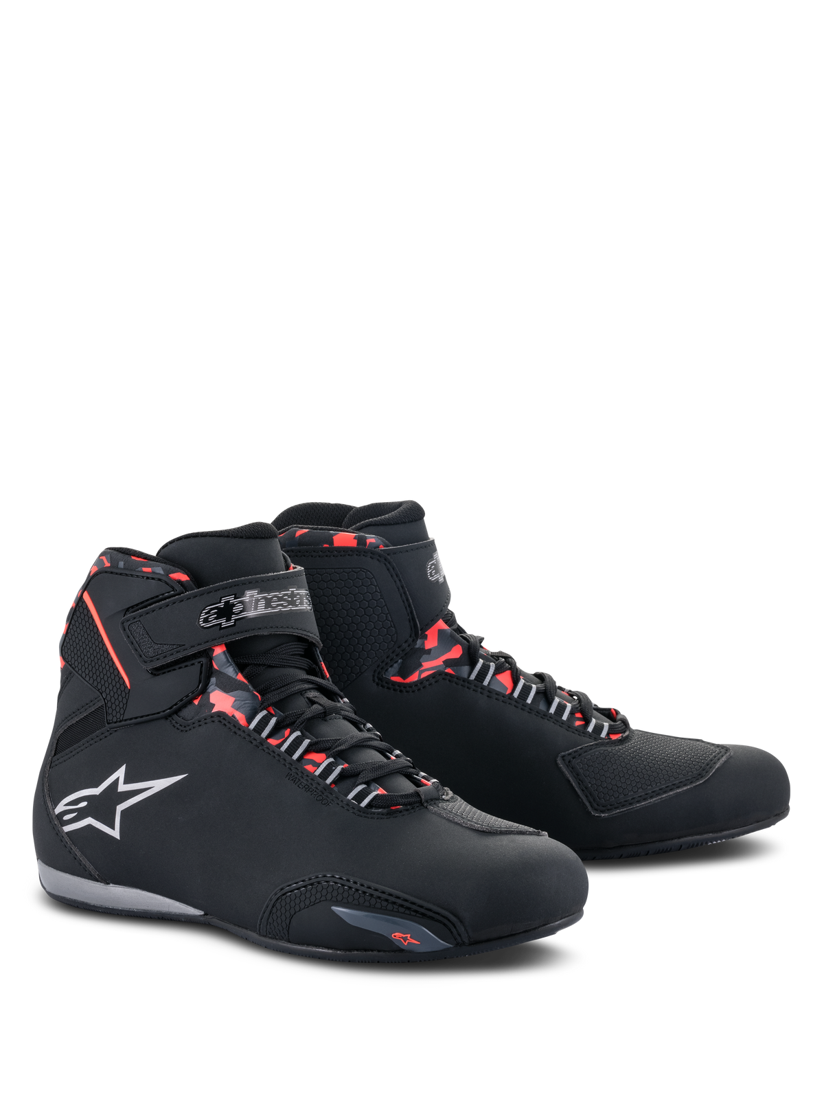 Alpinestars Sektor Waterproof Schuhe, Motorradschuhe, Schwarz, Dunkelgrau und Rot Fluo, mit weißem Alpinestars-Logo, High-Top-Profil mit Schnürung und Klettverschluss, schlankes wasserdichtes Design für das Fahren auf der Straße