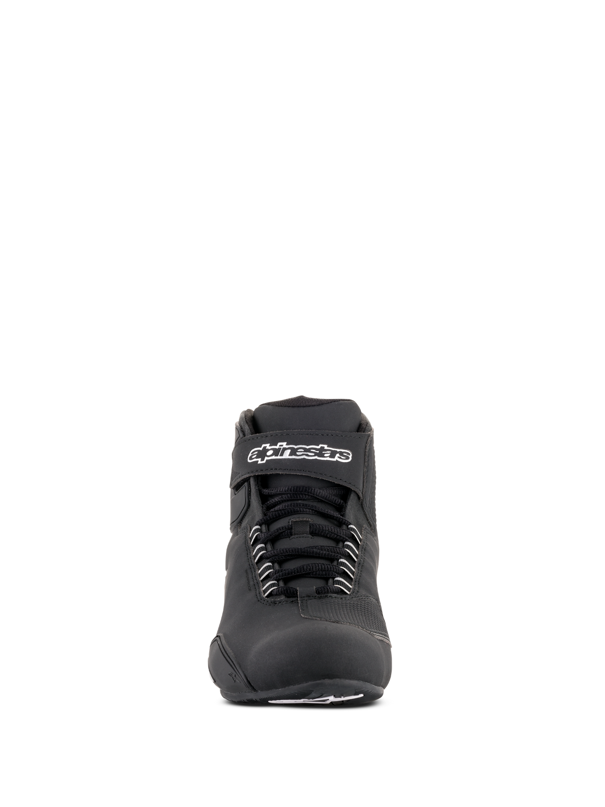 Alpinestars Sektor Waterproof Schuhe, schwarze Motorradschuhe, Vorderansicht mit schwarzen Schnürsenkeln und einem Klettverschluss-Knöchelriemen mit weißem Alpinestars-Logo, elegantes Mikrofaser-Design für Motorrad-Performance bei jedem Wetter
