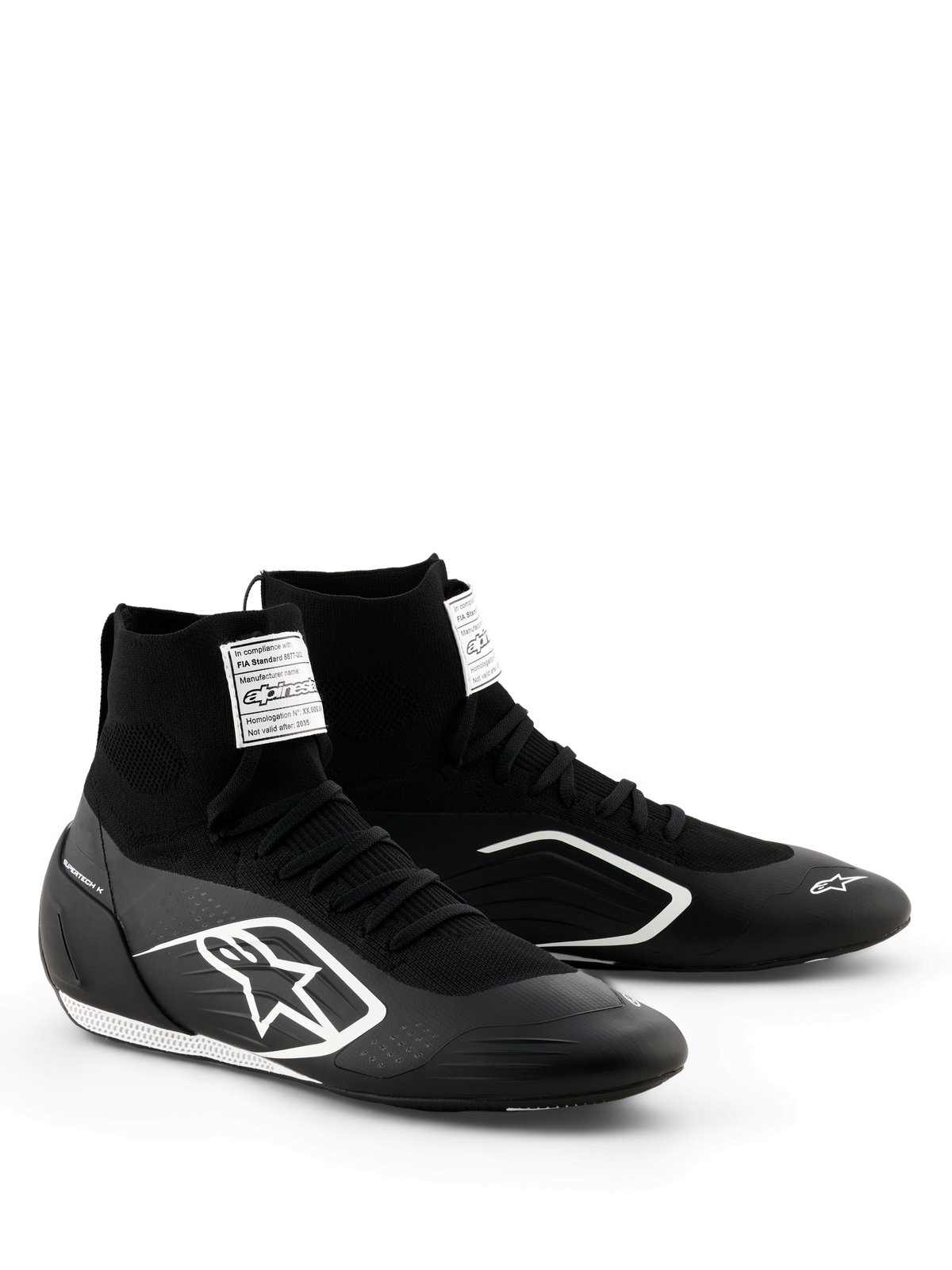 Alpinestars Supertech K Schuhe - FIA, Kart-Schuhe, Schwarz und Weiß, vollständig gestricktes Obermaterial mit sockenähnlicher High-Top-Passform, weißes Alpinestars-Logo an der Seite, weißes FIA-Zertifizierungsetikett auf der Zunge, schlankes, leichtes Design für Rennleistung