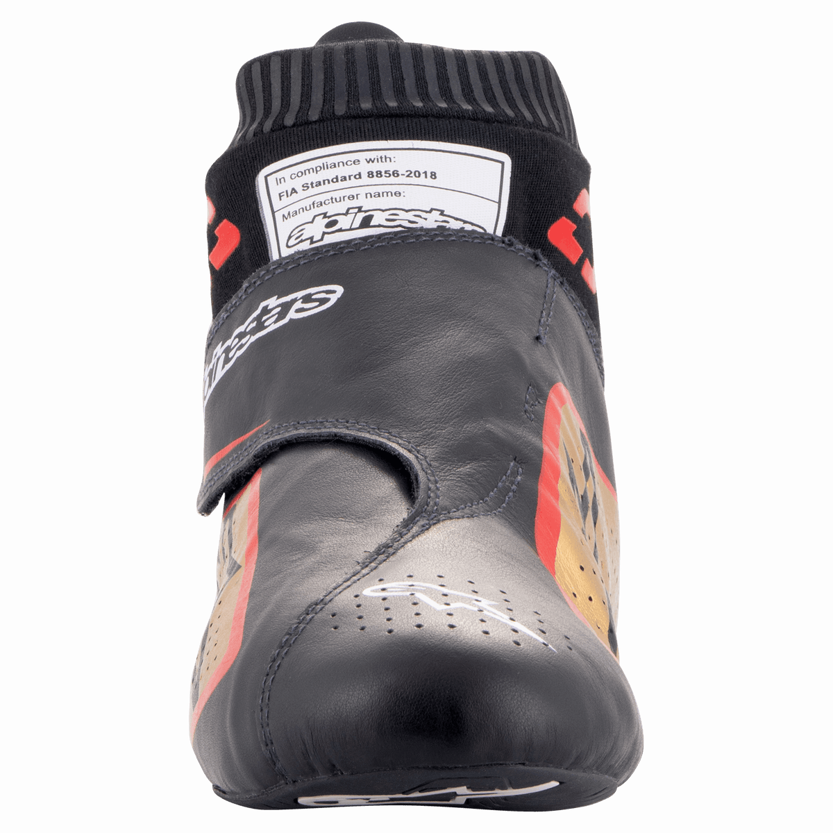 Alpinestars Supermono V2 Schuhe FIA, Automobil-Rennschuhe, Schwarz, Gold und Rot, Vorderansicht mit dem eleganten einteiligen Oberleder, perforierter Zehenpartie und feuerfestem Sockenkragen mit FIA 8856-2018 Homologationslabel