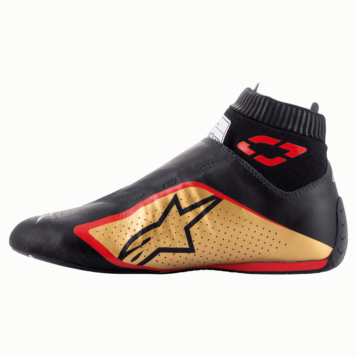Alpinestars Supermono V2 Schuhe FIA, Auto-Rennschuhe, Schwarz, Gold und Rot, Seitenprofilansicht mit einer eleganten, einteiligen Lederkonstruktion, goldenem Seitenpanel mit schwarzem Stern-Logo, roten Akzenten und einem gerippten elastischen Kragen.
