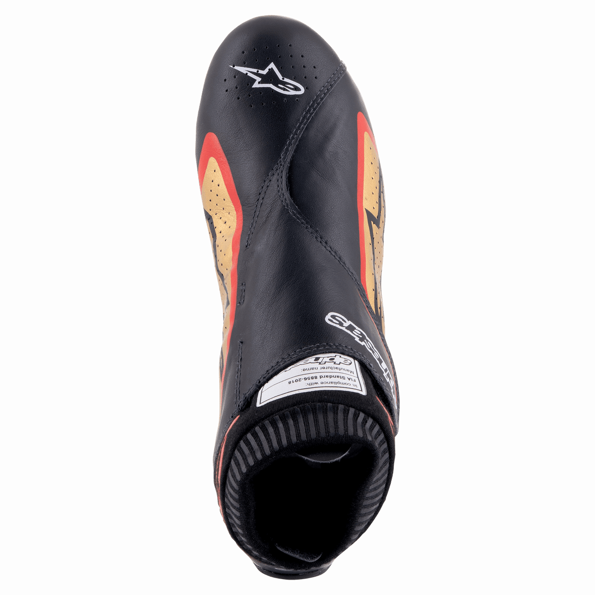 Alpinestars Supermono V2 Schuhe FIA, Schwarz Gold Rot, Draufsicht eines ultraleichten Rennschuhs, hochwertiges schwarzes Leder mit goldfarbenen und roten Seitenakzenten, perforierte Zonen zur Belüftung und Alpinestars-Logo auf der Zehenpartie.