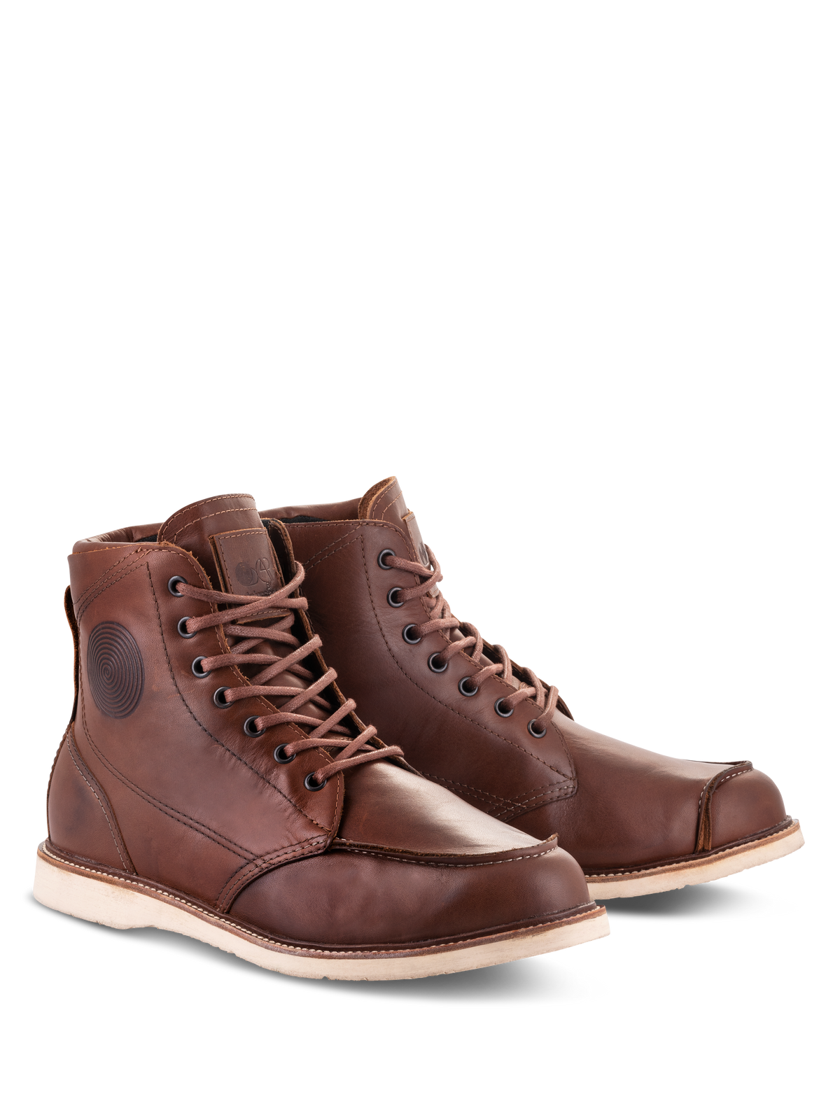 Alpinestars Oscar Monty V2 Schuhe, braune Motorradstiefel aus Leder, Heritage-inspiriertes Mokassin-Zehen-Design mit cremeweißer Keilsohle, strapazierfähige Rindslederkonstruktion für Stadt- und Straßenfahrten