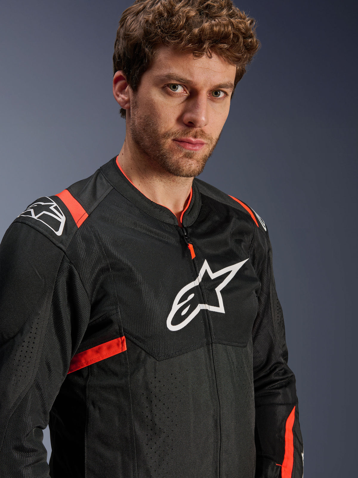Alpinestars T-SPS Air V2 Jacke, Herren-Mesh-Motorradjacke, Schwarz und Rot, Tech-Air® Ready, von einem Modell getragen.