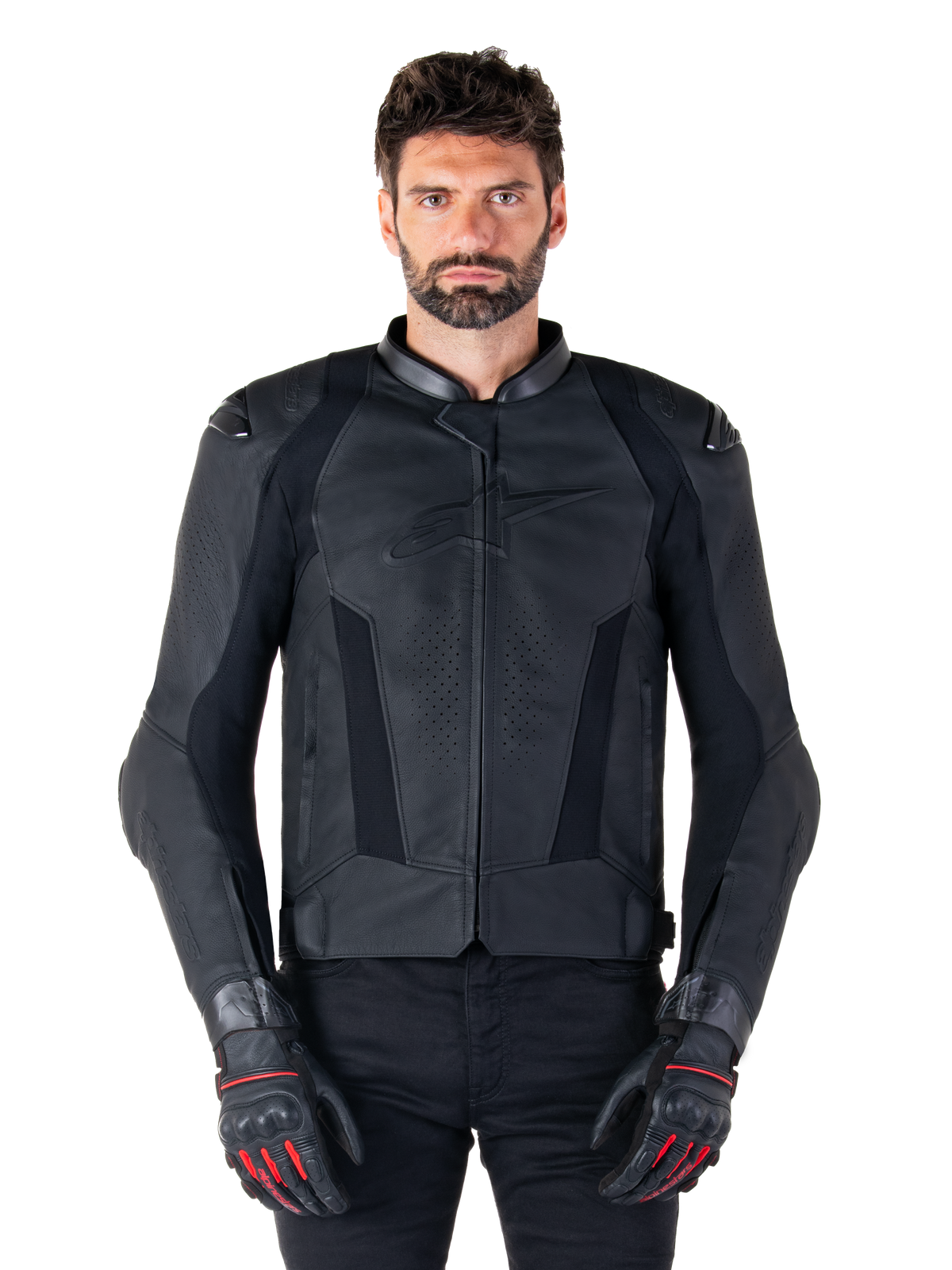 Alpinestars Missile V3 Lederjacke, schwarze Motorrad-Rennjacke, getragen von einem Model mit passenden schwarzen Handschuhen und Hosen, mit perforiertem Leder zur Belüftung, externen Schulterschleifern und schnittigem sportlichem Design