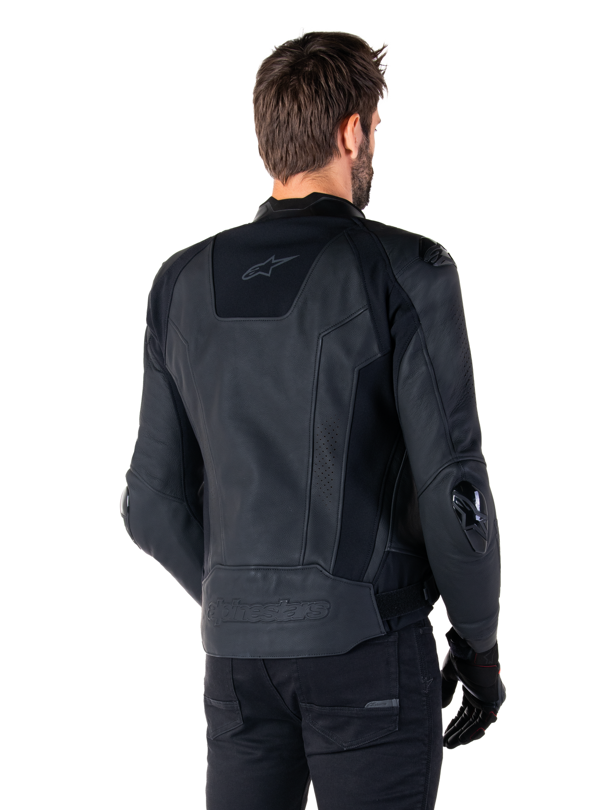 Alpinestars Missile V3 Lederjacke, Schwarz, Rückansicht am Modell, Premium-Rennsportjacke aus Leder mit geprägtem Alpinestars-Branding am unteren Rücken und TPU-Ellbogenschleifern.