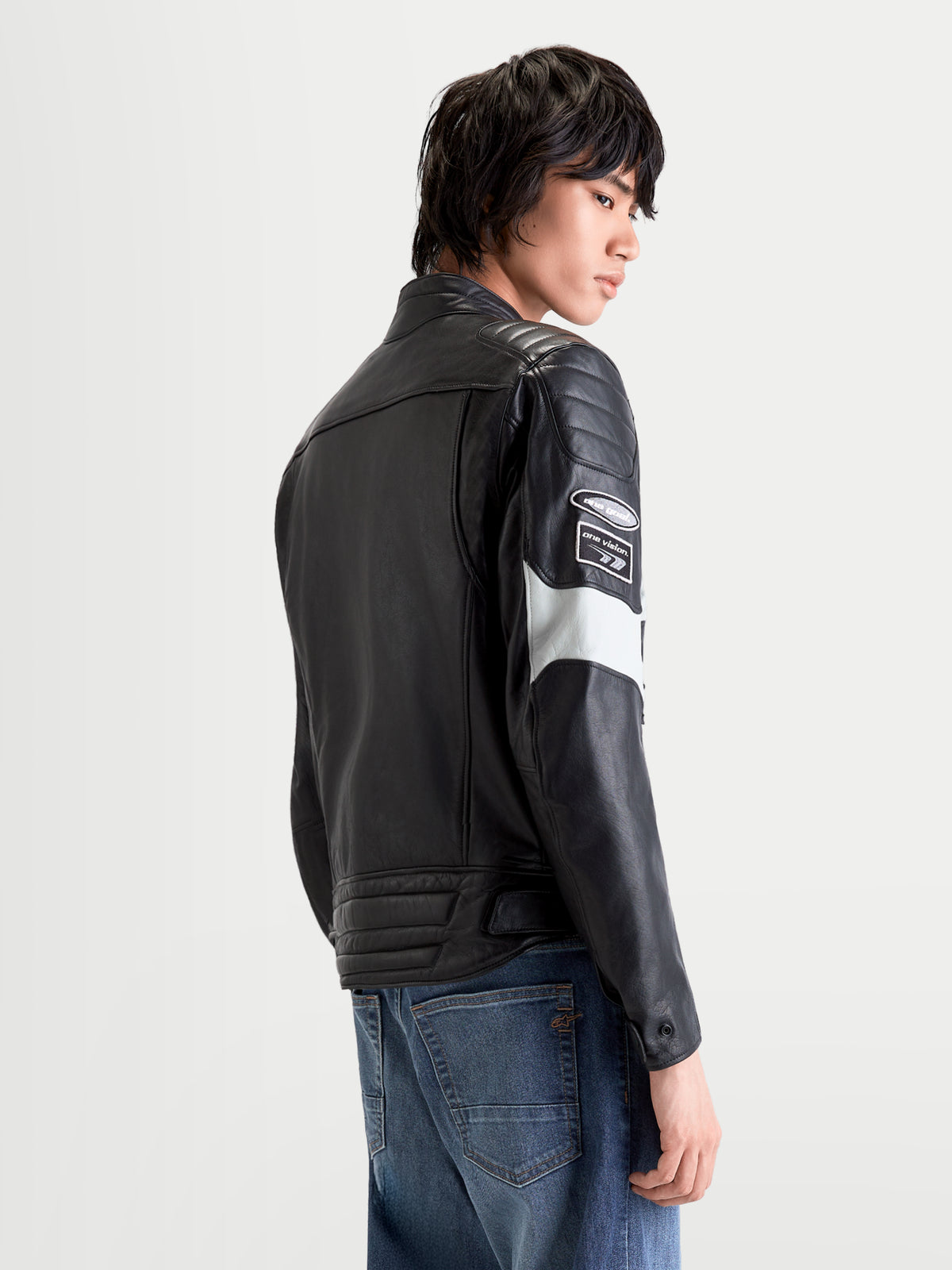 Alpinestars Revern Lederjacke, urbane Herren-Motorradlederjacke in Schwarz und Metallgrau, Rückansicht des Modells mit strapazierfähigem Vollnarbenleder, racing-inspiriertem Branding und protektorenbereiter Konstruktion