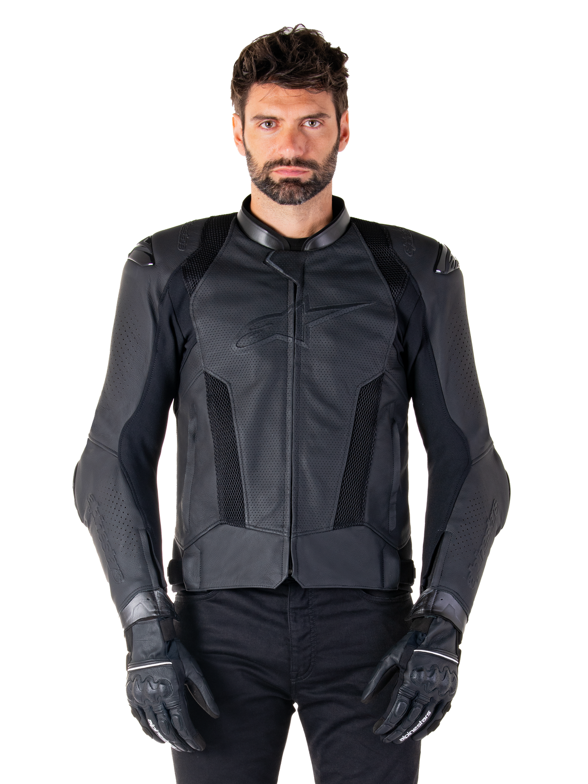 Alpinestars Missile V3 Airflow Lederjacke, Schwarz, Motorrad-Rennjacke, getragen von einem Modell mit schwarzen Handschuhen und Hosen, mit perforierten Lederpaneelen, Mesh-Belüftung und externen Schulterprotektoren, Premium-Lederkonstruktion für sportliches Fahren