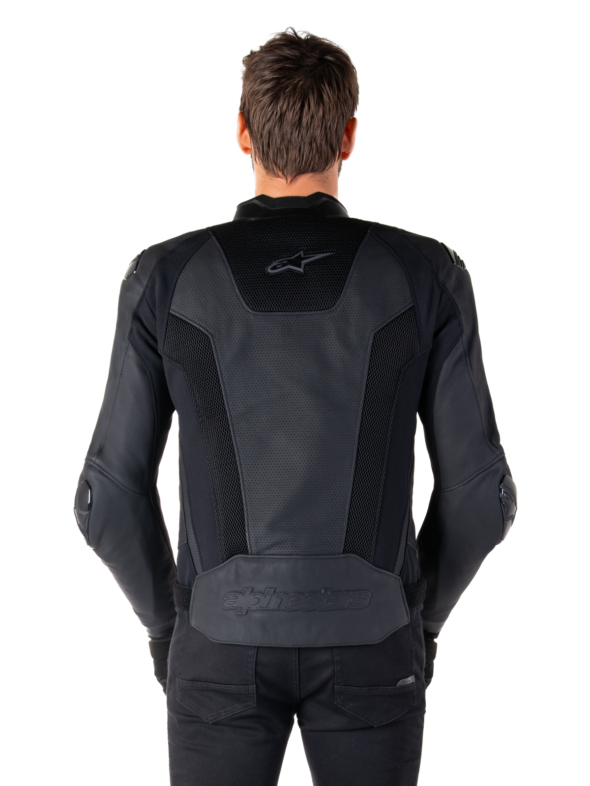 Rückansicht eines Models in der Alpinestars Missile V3 Airflow Lederjacke in Schwarz; zeigt umfangreiche perforierte Paneele und Mesh-Einsätze am Rücken zur Belüftung sowie ein geprägtes Branding am unteren Rücken.