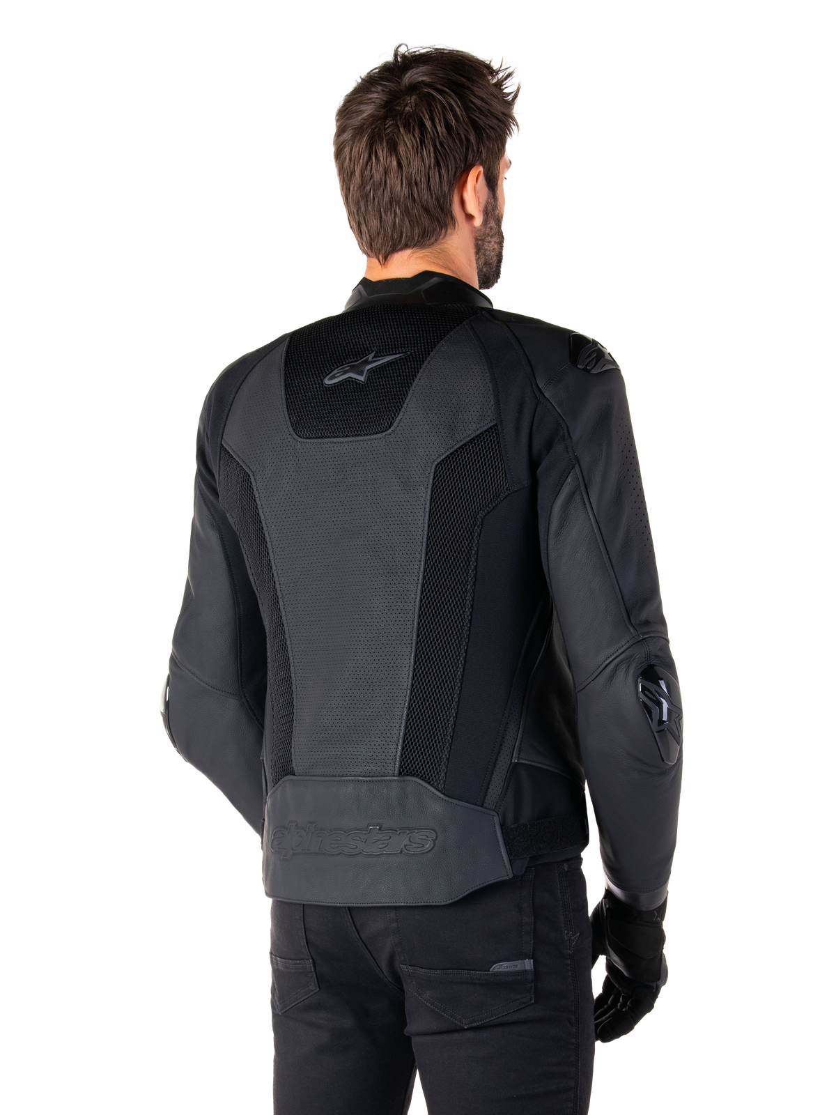Alpinestars Missile V3 Airflow Lederjacke, Schwarz, Rückansicht am Modell, mit perforiertem Leder und Mesh-Einsätzen zur Belüftung, externe TPU-Protektoren an Schultern und Ellbogen, schlankes, vom Rennsport inspiriertes Design