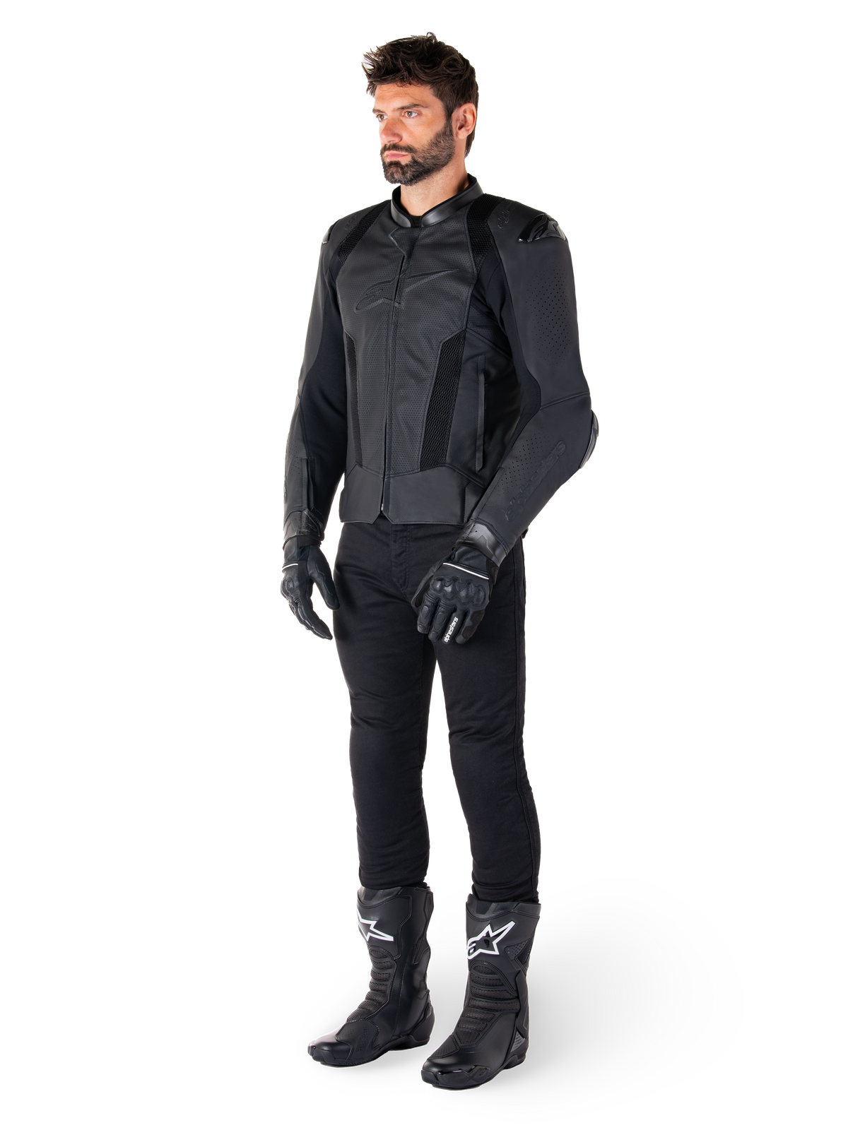 Alpinestars Missile V3 Airflow Lederjacke, Schwarz, getragen von einem Fahrer mit passender schwarzer Hose, Handschuhen und Stiefeln, mit perforiertem Rindleder für maximale Belüftung und DFS-Schulterprotektoren, erstklassige Sport-Motorradausrüstung
