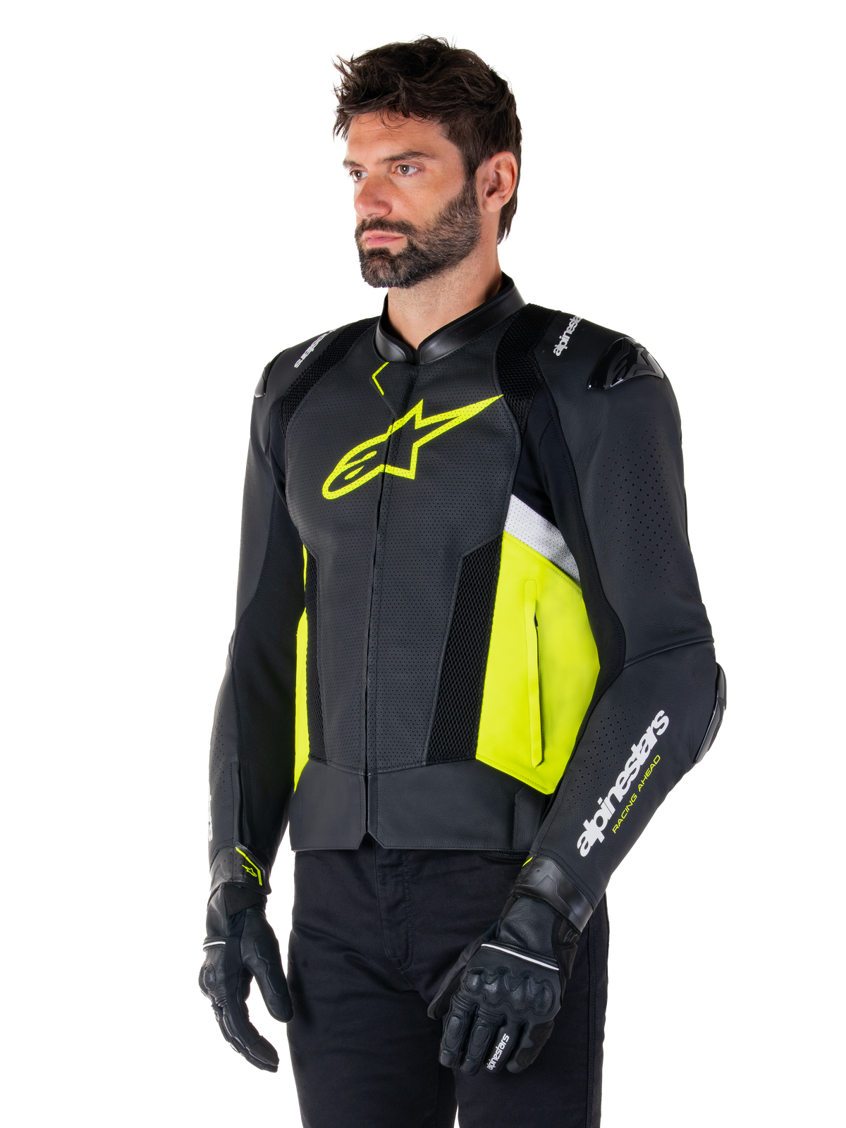 Männliches Model trägt Alpinestars Missile V3 Airflow Lederjacke, Schwarz mit Gelb Fluo und weißen Akzenten, mit perforiertem Leder für maximale Belüftung, markantes gelbes Logo auf der Brust, kombiniert mit schwarzen Handschuhen und Hosen, sportliche Racing-Motorradausrüstung