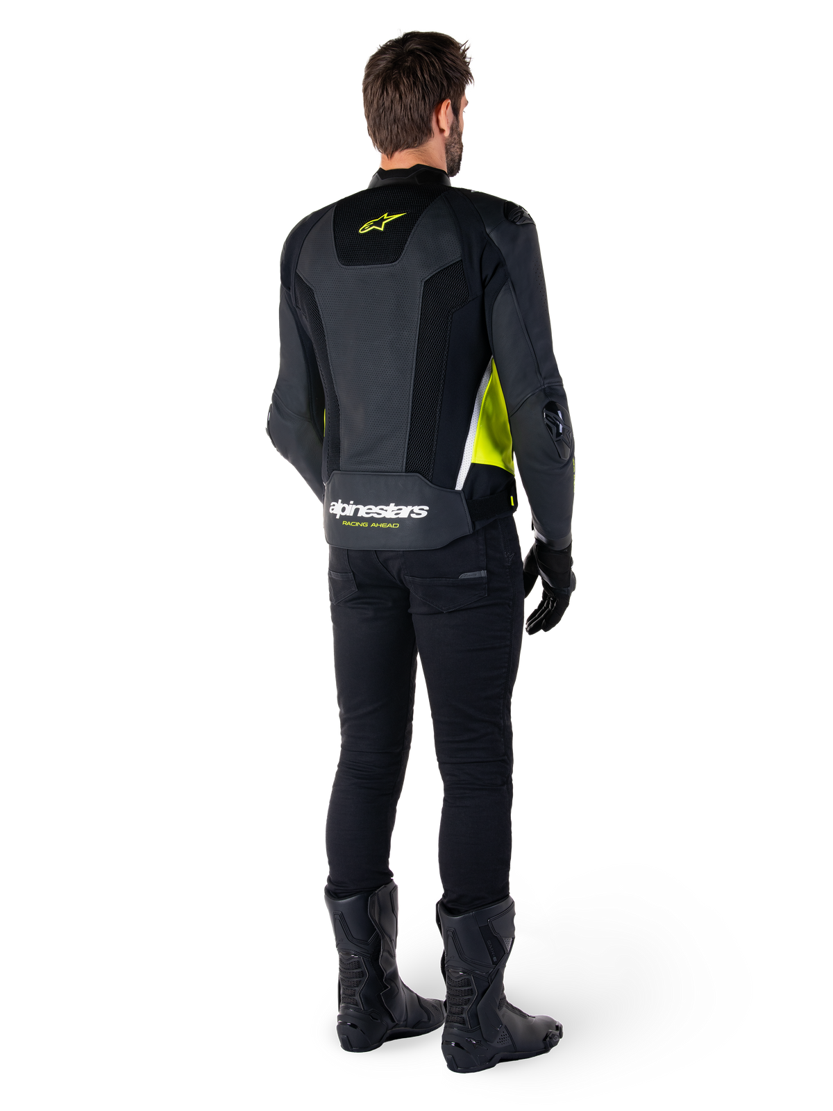 Alpinestars Missile V3 Airflow Lederjacke, Schwarz Fluo-Gelb Weiß, Rückansicht am Fahrer, mit perforierten Leder-Rückenpanelen, gelbem Alpinestars-Logo und weißen Akzenten, getragen mit schwarzer Motorradhose und Stiefeln
