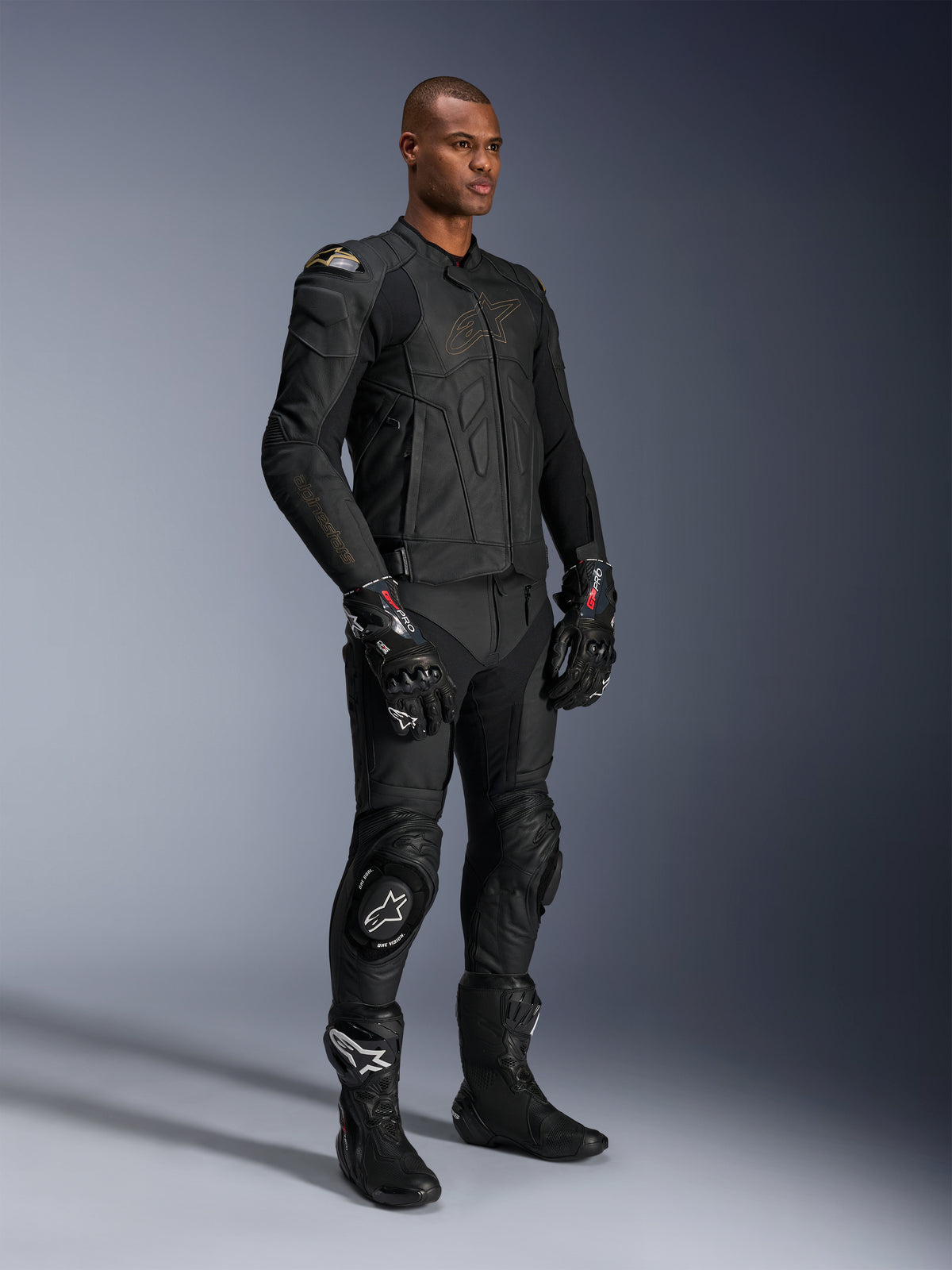 Alpinestars Dusk Lederjacke, Herren-Motorradjacke aus schwarzem Leder mit externem DFS-Schulterschutz, sportliche Passform für den Rennsport, CE-zertifiziert.