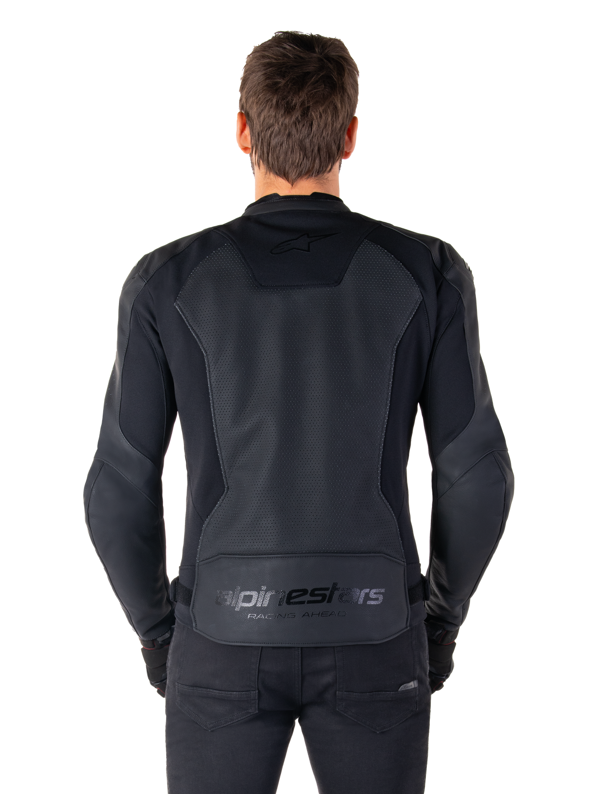 Alpinestars Faster V3 Airflow Lederjacke, Rückansicht am Modell, Schwarz-Schwarz, mit perforiertem Leder-Rückenpanel für optimale Belüftung, dezentem Branding und ergonomischem Sport-Fit-Design