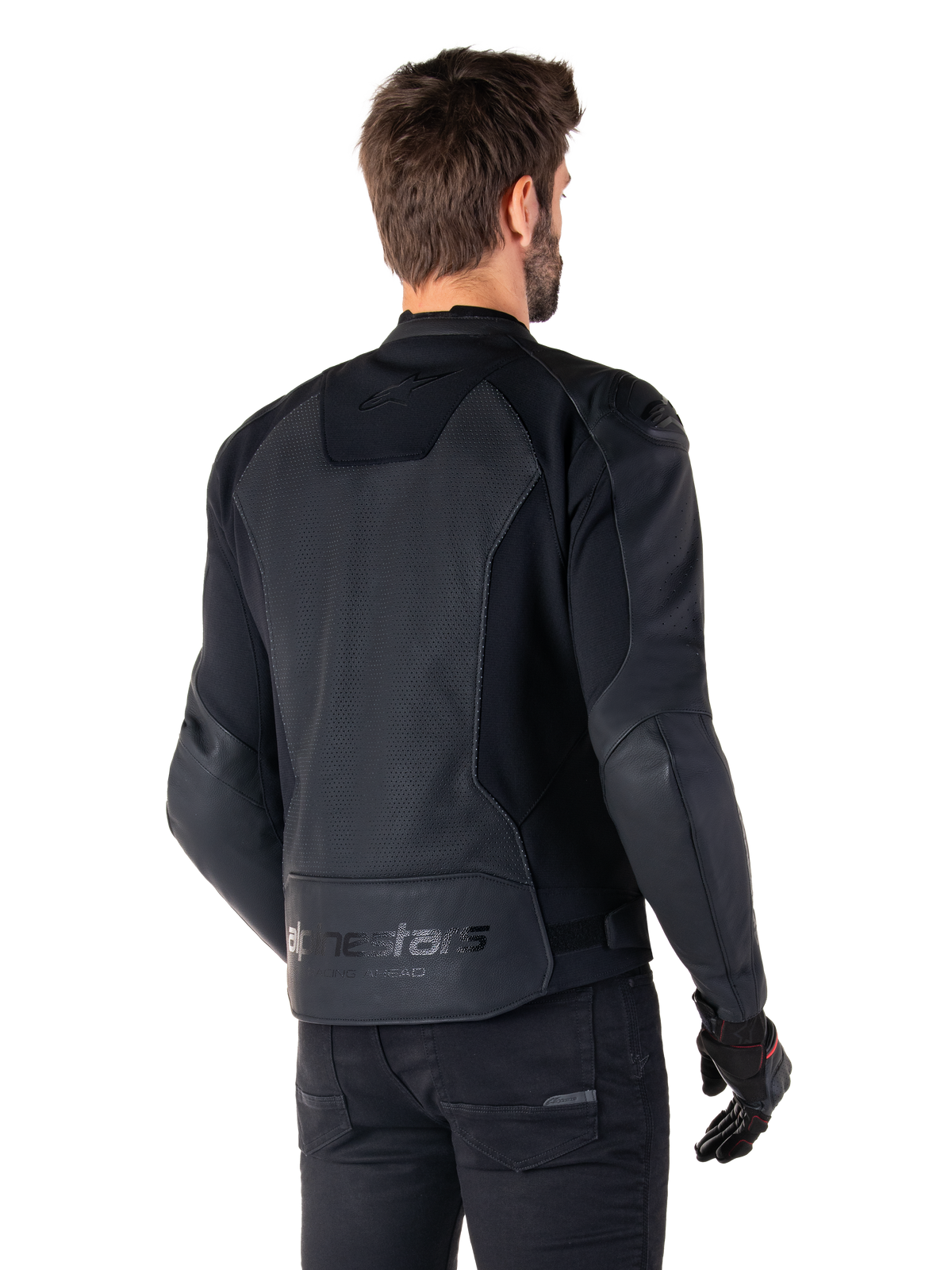 Alpinestars Faster V3 Airflow Lederjacke, Schwarz, Rückansicht eines Mannes, der eine sportliche Motorradlederjacke trägt, mit perforierten Rückenpaneelen, Stretcheinsätzen und Alpinestars-Branding am unteren Saum, kombiniert mit schwarzer Hose und Handschuhen