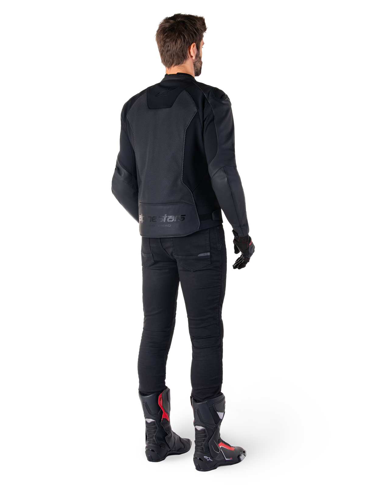 Alpinestars Faster V3 Airflow Lederjacke, Schwarz, Rückansicht eines Mannes in einer Sport-Lederjacke mit perforierten Rückeneinsätzen und Alpinestars-Branding, kombiniert mit schwarzer Motorradhose und schwarz-roten Stiefeln.
