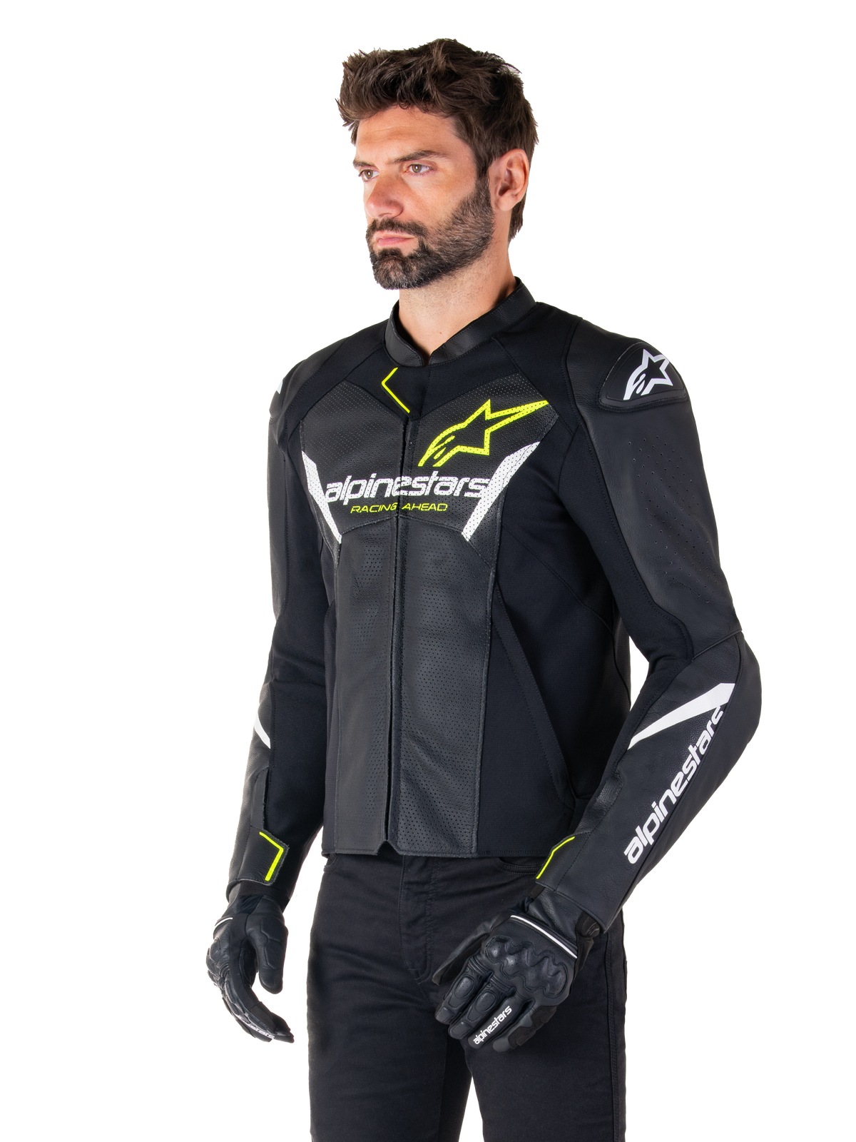Alpinestars Faster V3 Airflow Lederjacke, Sport-Motorradjacke, Schwarz, Weiß und Gelb Fluo, getragen von einem Mann, mit perforiertem Leder für Belüftung, Alpinestars-Logos auf Brust und Ärmeln, kombiniert mit schwarzen Handschuhen.