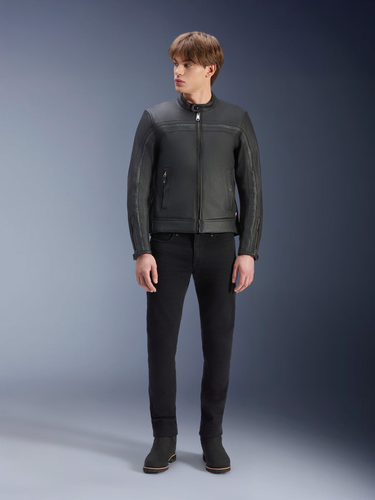 Alpinestars Dyno Lederjacke, schwarze Heritage-Jacke aus Rindsleder, Tech-Air® Ready, CE-zertifiziert, auf männlichem Model