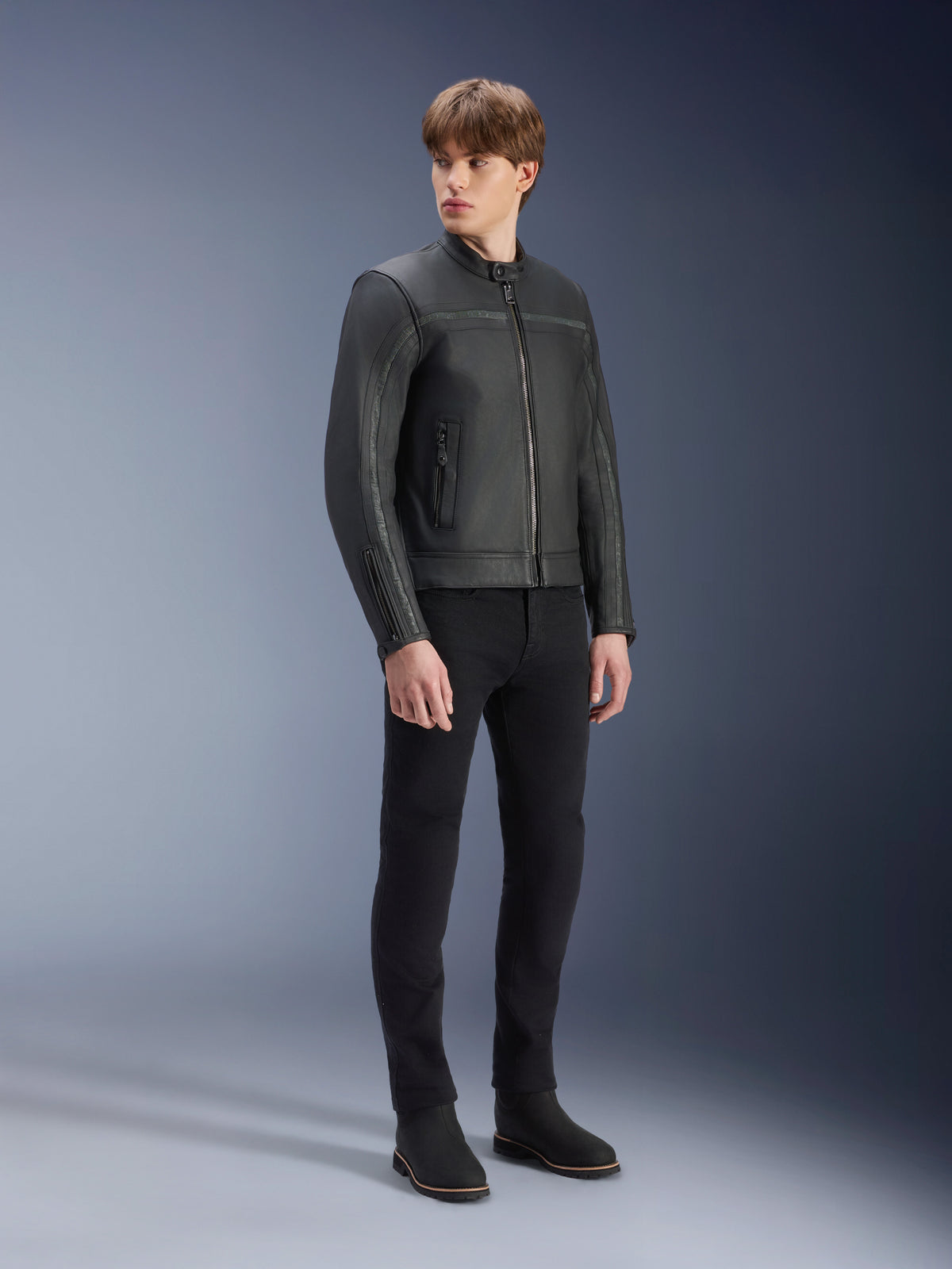 Alpinestars Dyno Lederjacke, Urban-Motorradjacke für Herren, Schwarz, Rindsleder, Tech-Air Ready, Heritage-Stil, am Model.