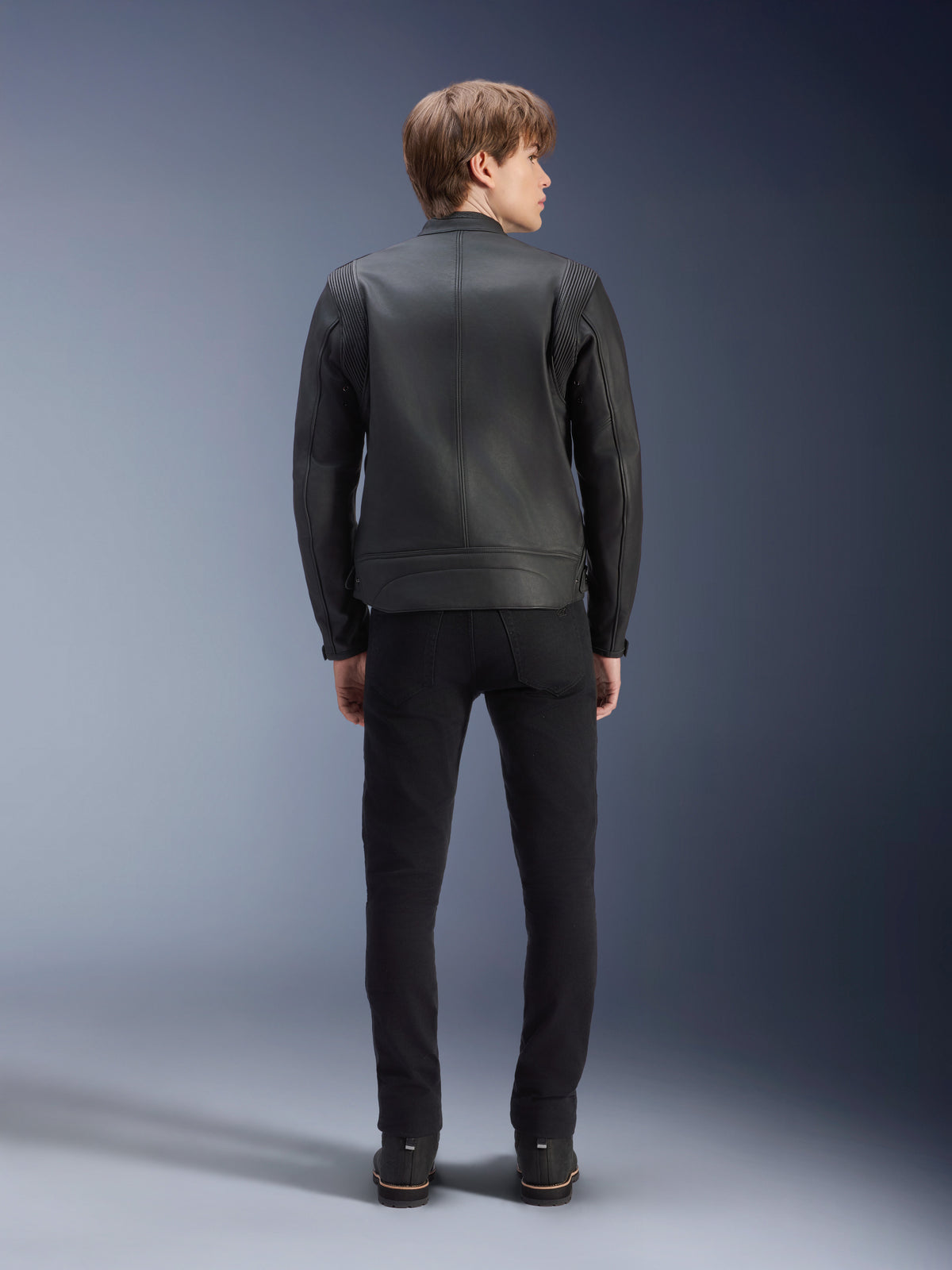 Alpinestars Dyno Lederjacke, Urban-Motorradjacke für Herren, Schwarz, Rindsleder, Rückansicht mit Akkordeon-Paneelen.
