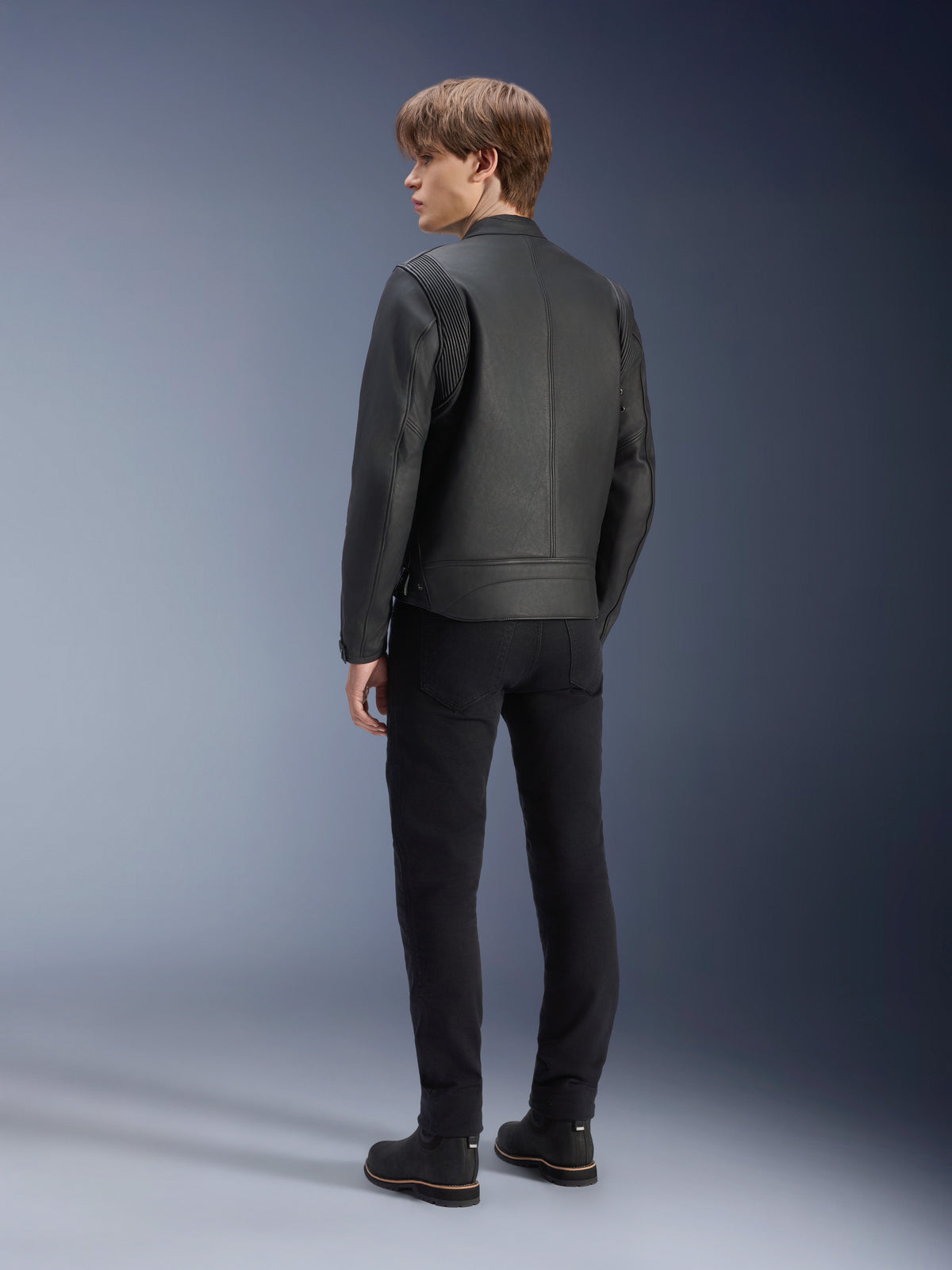 Alpinestars Dyno Lederjacke, Urban-Motorradjacke für Herren, Schwarz, Leder, gerippte Schultereinsätze, Rückansicht am Model.