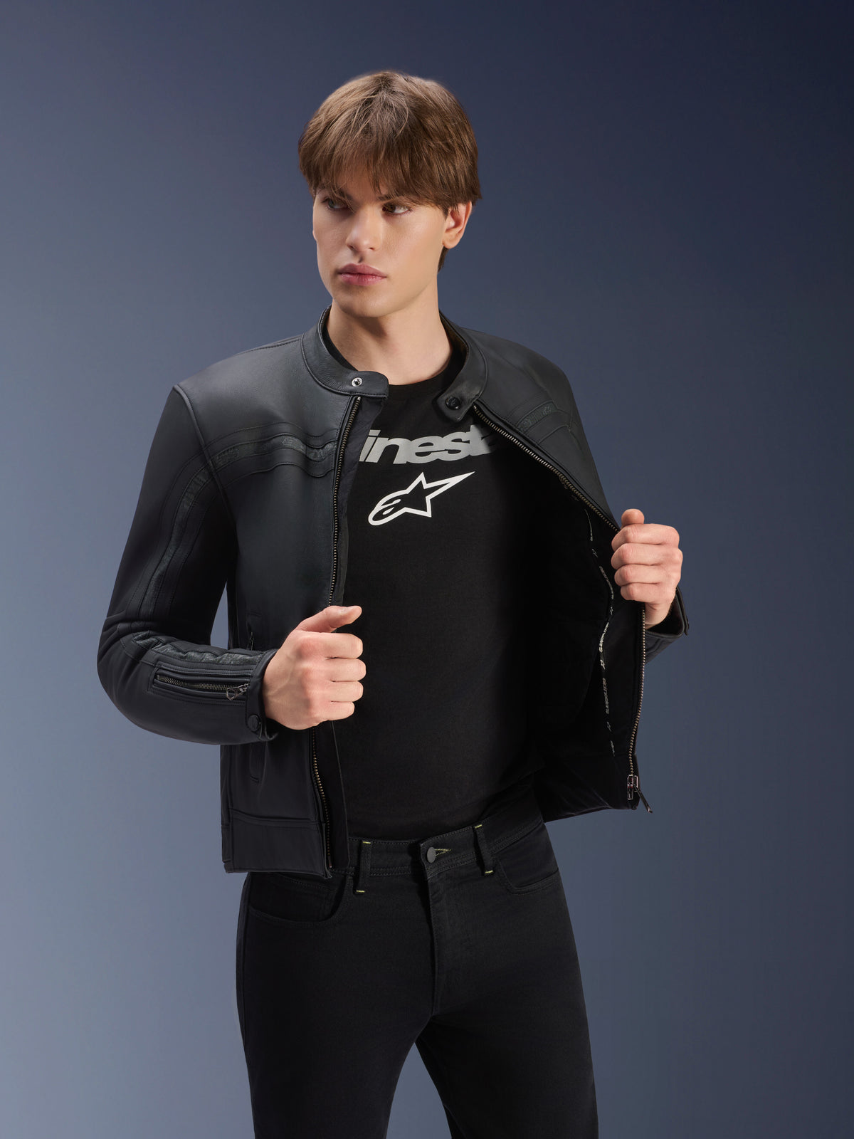 Alpinestars Dyno Lederjacke, Herren-Motorradjacke aus schwarzem Rindsleder, Urban-Stil, CE-zertifiziert, Tech-Air® Ready, getragen von einem Model über einem schwarzen T-Shirt.