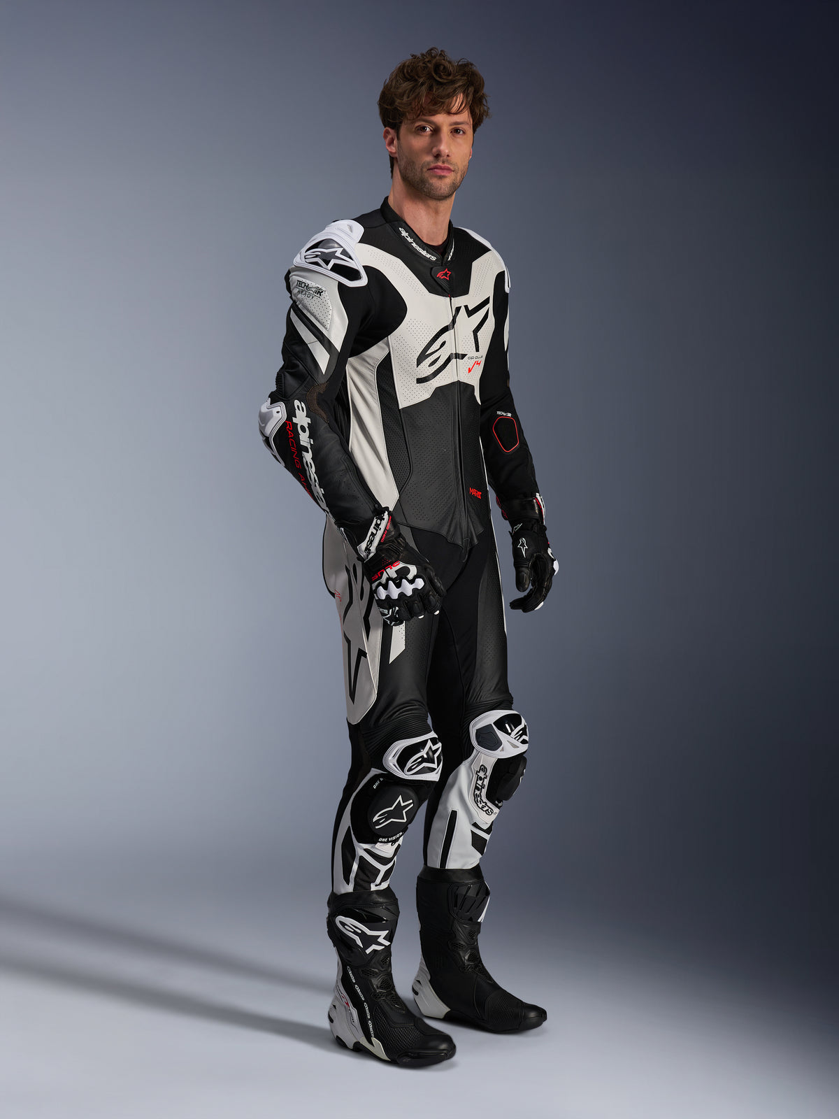 Alpinestars GP Plus V4 Sprint Lederkombi, Schwarz, Weiß und Fluo-Rot, Tech-Air Ready Herren-Motorrad-Rennanzug.
