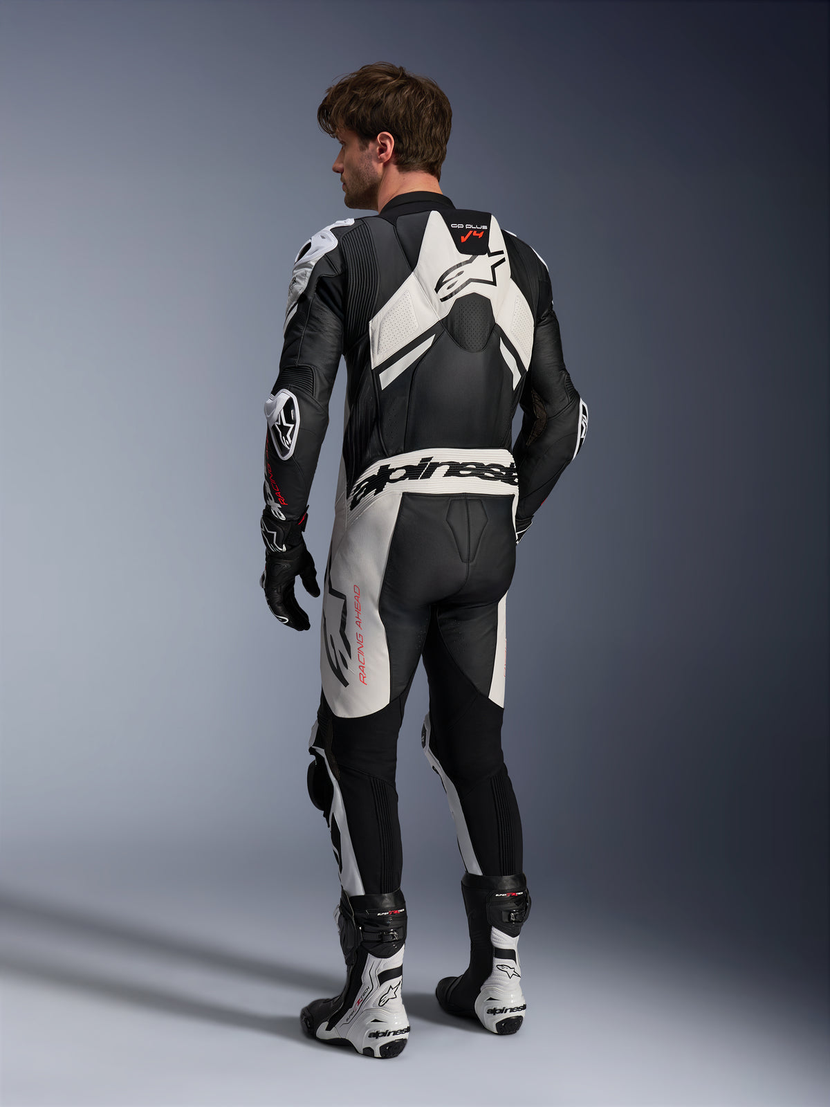Alpinestars GP Plus V4 Sprint 1-Teiler Lederkombi, Schwarz und Weiß, Rückansicht mit Aero-Höcker, Herren-Motorradbekleidung.