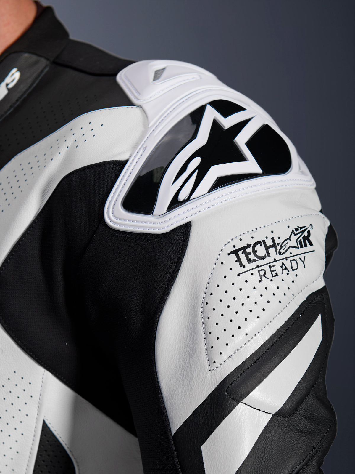Alpinestars GP Plus V4 Sprint Lederkombi, Motorradrennkombi, Schwarz und Weiß, Schulterprotektoren auf perforiertem Leder mit Tech-Air Ready-Logo.