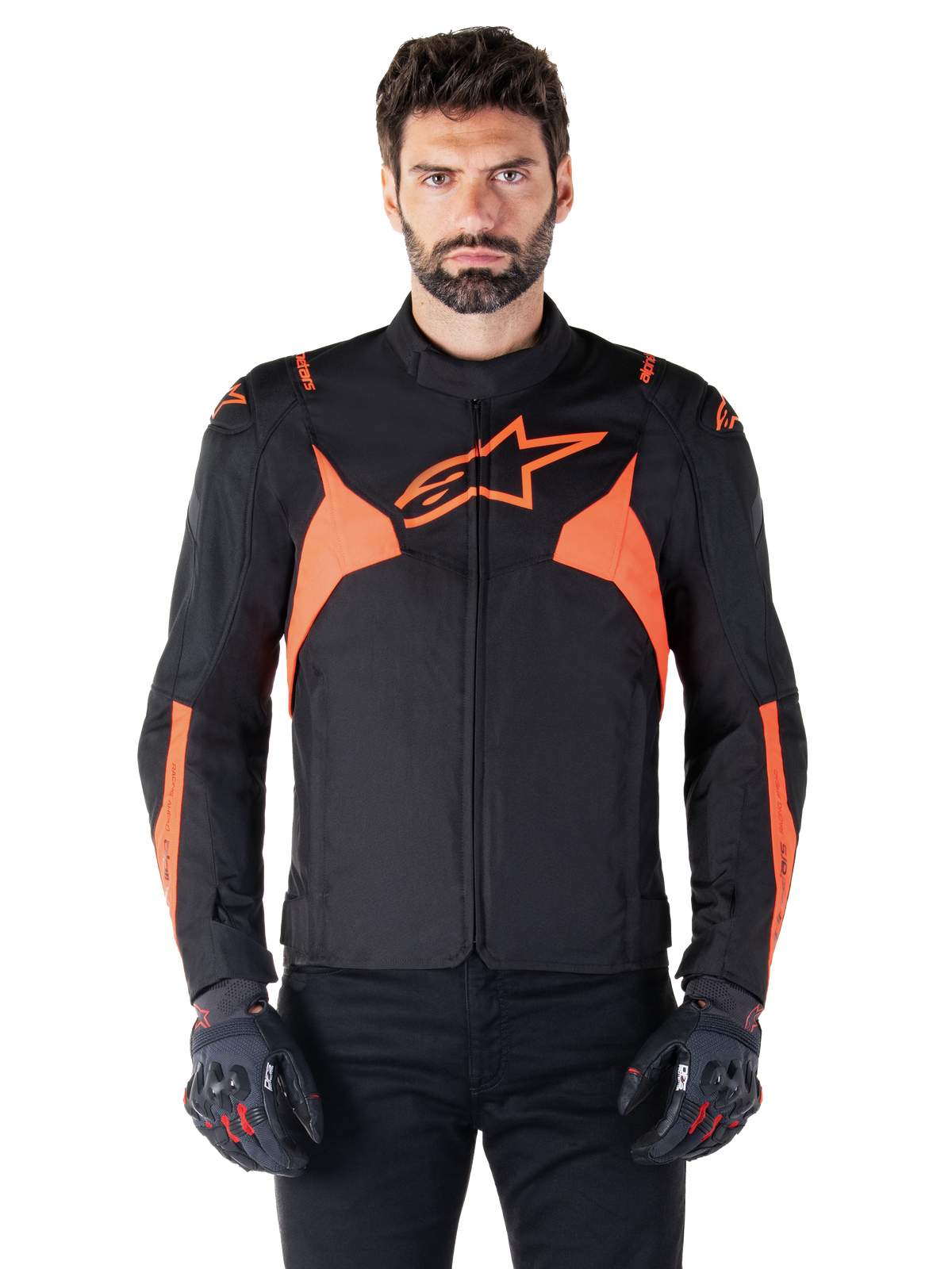 Alpinestars T-Jaws V4 Waterproof Jacke, Motorrad-Sportjacke, Schwarz und Red Fluo, mit Neon-Akzenten und einem markanten Stern-Logo auf der Brust, getragen von einem männlichen Model mit schwarzen Motorradhandschuhen, schlankes, vom Rennsport inspiriertes Textildesign