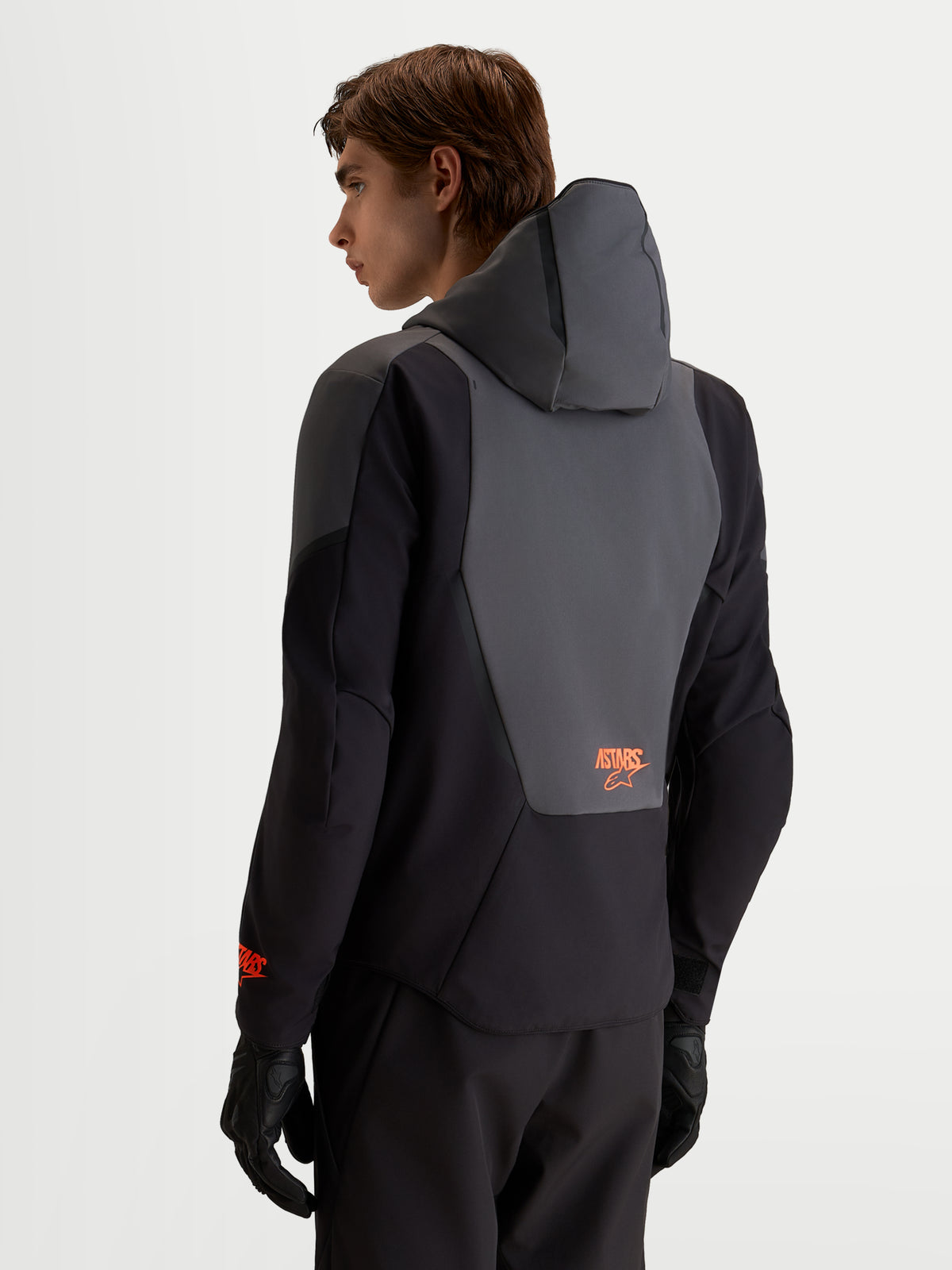 Alpinestars Aeroshell WP Jacke, wasserdichte Herren-Motorradjacke, Schwarz und Dunkelgrau, integrierte Kapuze, Rückansicht mit Rückenpanel