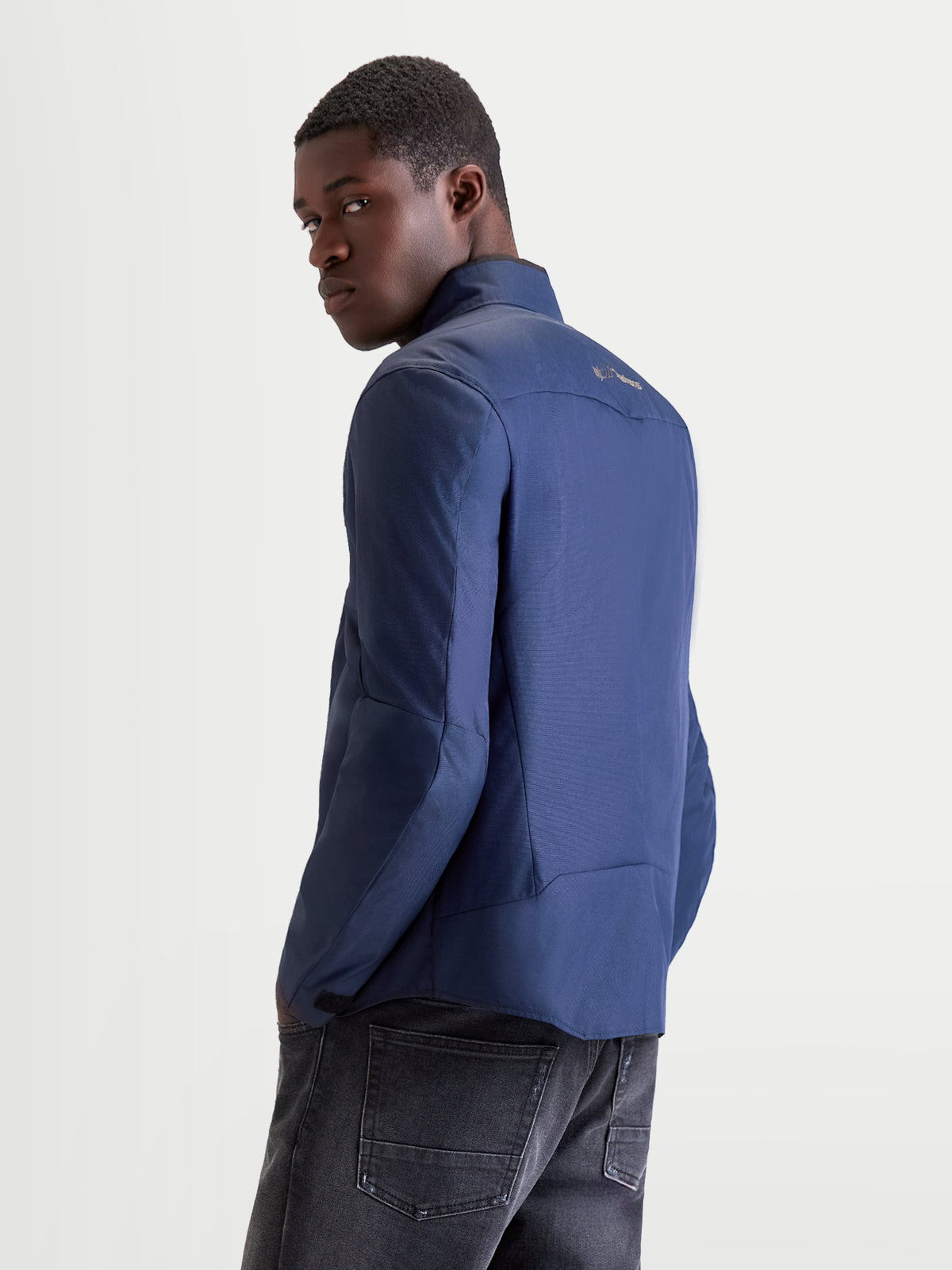 Alpinestars C 1 Waterproof Jacke, urbane Herren-Motorradjacke in Dunkelblau, Rückansicht mit ergonomischem 3D-Rückenmuster am Model getragen