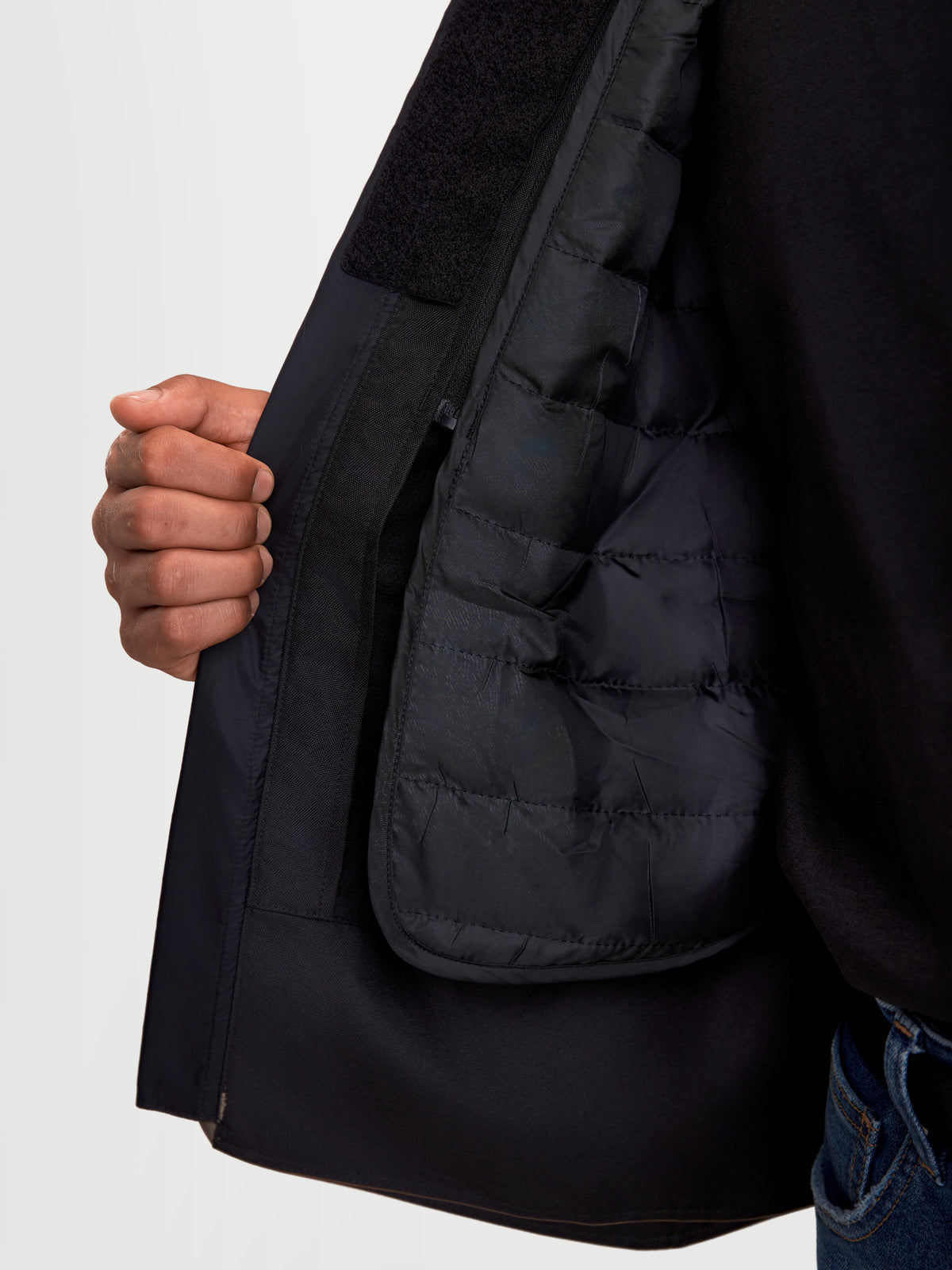 Alpinestars C 1 Waterproof Jacke, urbane Herren-Motorradjacke in Walnuss und Schwarz, Nahaufnahme der herausnehmbaren Thermoweste