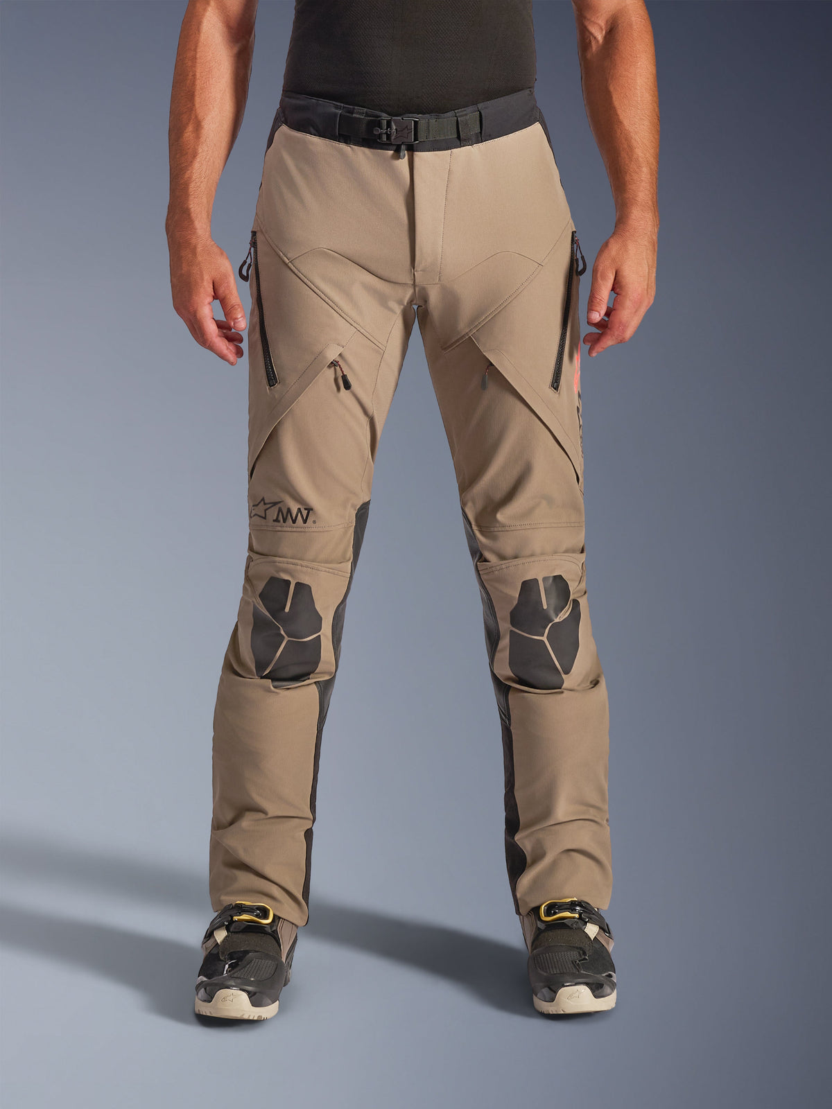 Alpinestars AMT-8 Stretch Drystar® XF Hose, Adventure-Hose in Walnut und Schwarz, mit Belüftungsöffnungen mit Reißverschluss an den Oberschenkeln, schwarzen verstärkten Knieeinsätzen und einem verstellbaren Taillengürtel, entwickelt für Allwetter-Touren.