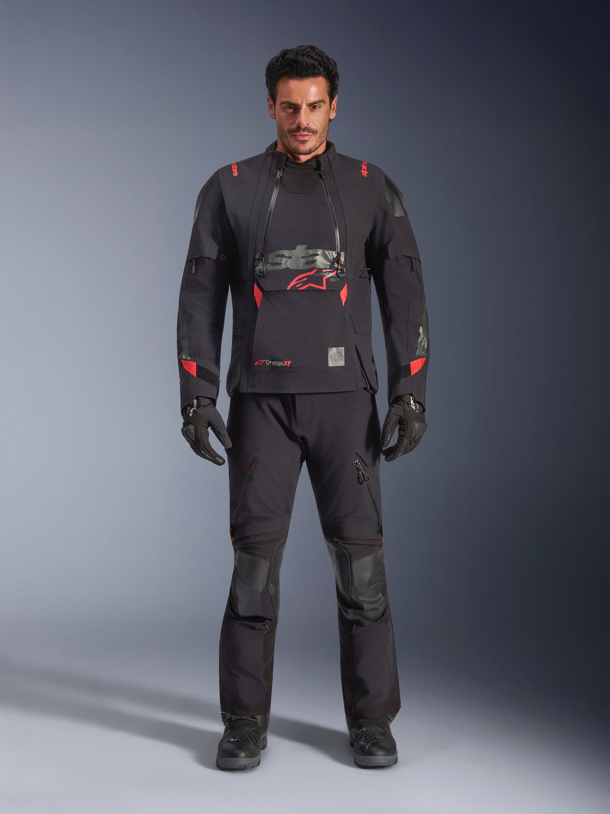 Alpinestars Halo Pro Drystar® XF Laminierte Jacke, Black Dark Shadow mit roten Akzenten, Adventure-Motorradausrüstungs-Set mit passender Hose und Handschuhen, modulares Textildesign mit vorderen Belüftungspaneelen und markantem Brustlogo.