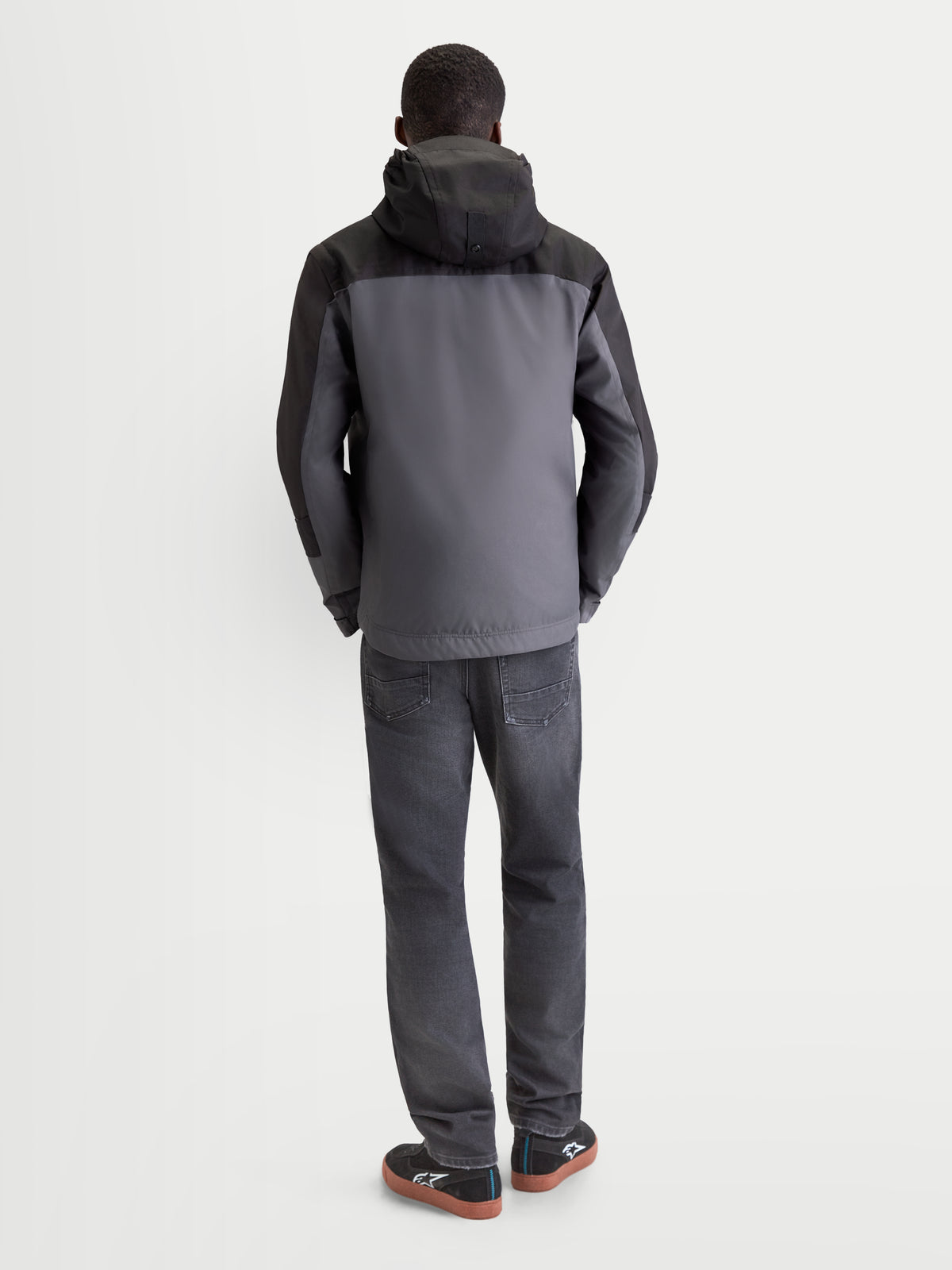 Alpinestars Morfex Parka Wp Jacke, urbane Herren-Motorradjacke in Mondgrau und Schwarz, Rückansicht am Model mit integrierter Kapuze