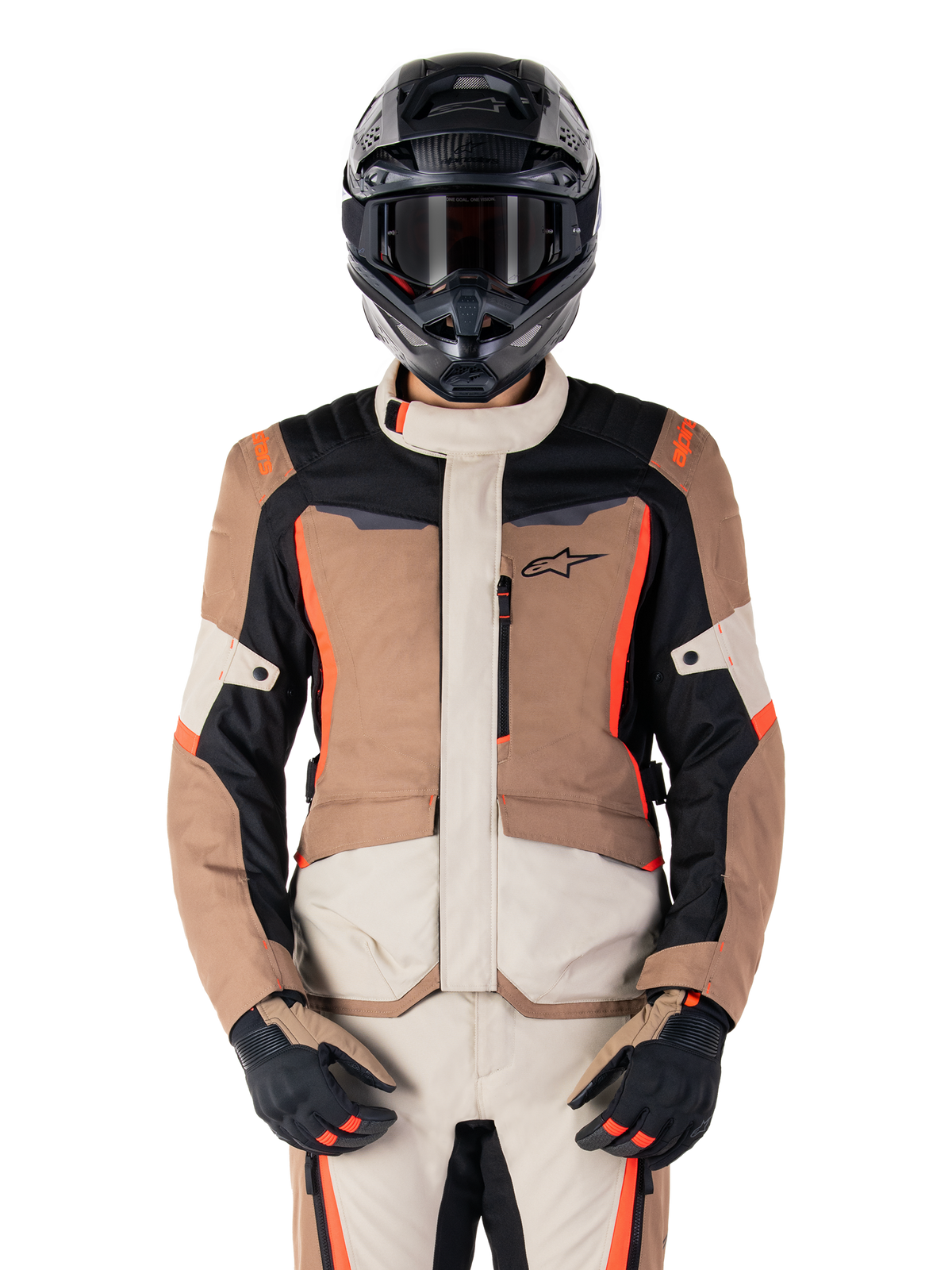 Alpinestars ST-1 Wasserdichte Jacke, Dark Khaki Sand Black Red Fluo, getragen von einem Fahrer mit schwarzem Helm und Handschuhen, Adventure-Touring-Ausrüstung mit beigen und braunen Paneelen und leuchtend roten Fluo-Akzenten, Vorderansicht auf weißem Hintergrund.