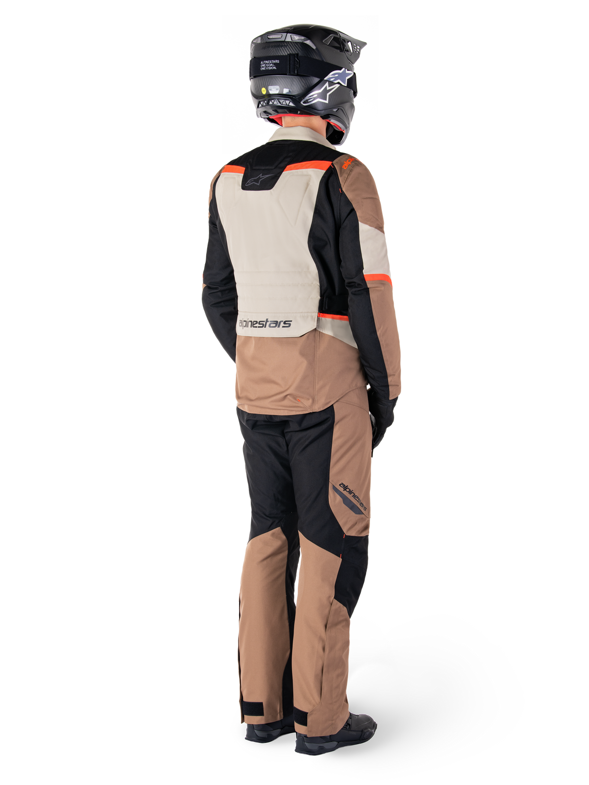 Alpinestars ST-1 Waterproof Jacke, Adventure-Touring-Jacke, Dark Khaki Sand Black Red Fluo, Rückansicht getragen mit passender Hose und schwarzem Helm, mit Color-Blocking-Einsätzen und fluoreszierenden roten Akzenten.