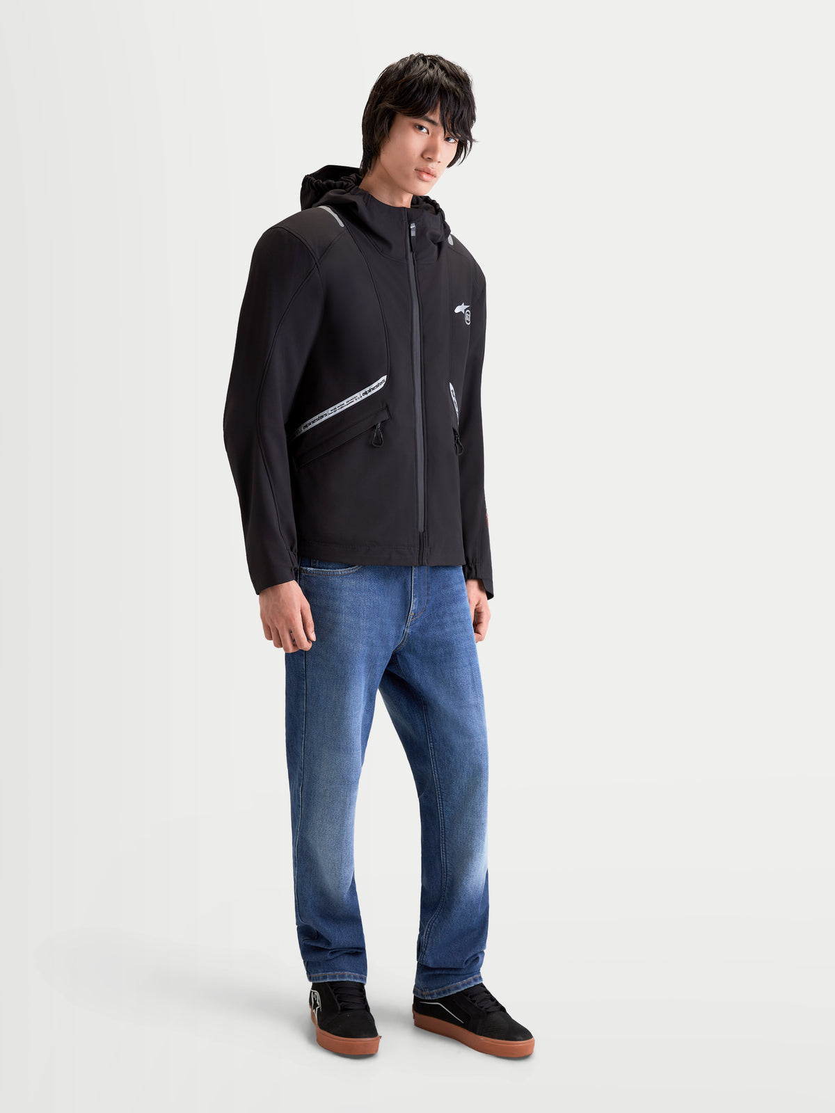 Alpinestars C 5 Drystar Jacke, urbane Motorrad-Textiljacke für Herren in Schwarz, getragen von einem Model, mit wasserdichter Softshell-Konstruktion, integrierter Kapuze und reflektierenden Details