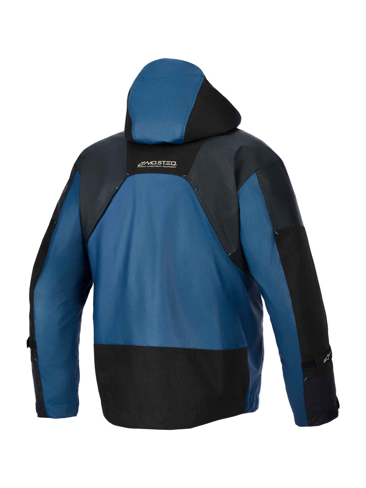 Alpinestars Mospher wasserdichte Jacke, Rückansicht, Schwarz und Dark Petrol, verfügt über eine schützende Kapuze, strapazierfähige Ripstop-Textilkonstruktion mit schwarzen verstärkten Abschnitten und MO.ST.EQ. Logo auf dem oberen Rücken, wasserdichte urbane Motorradausrüstung