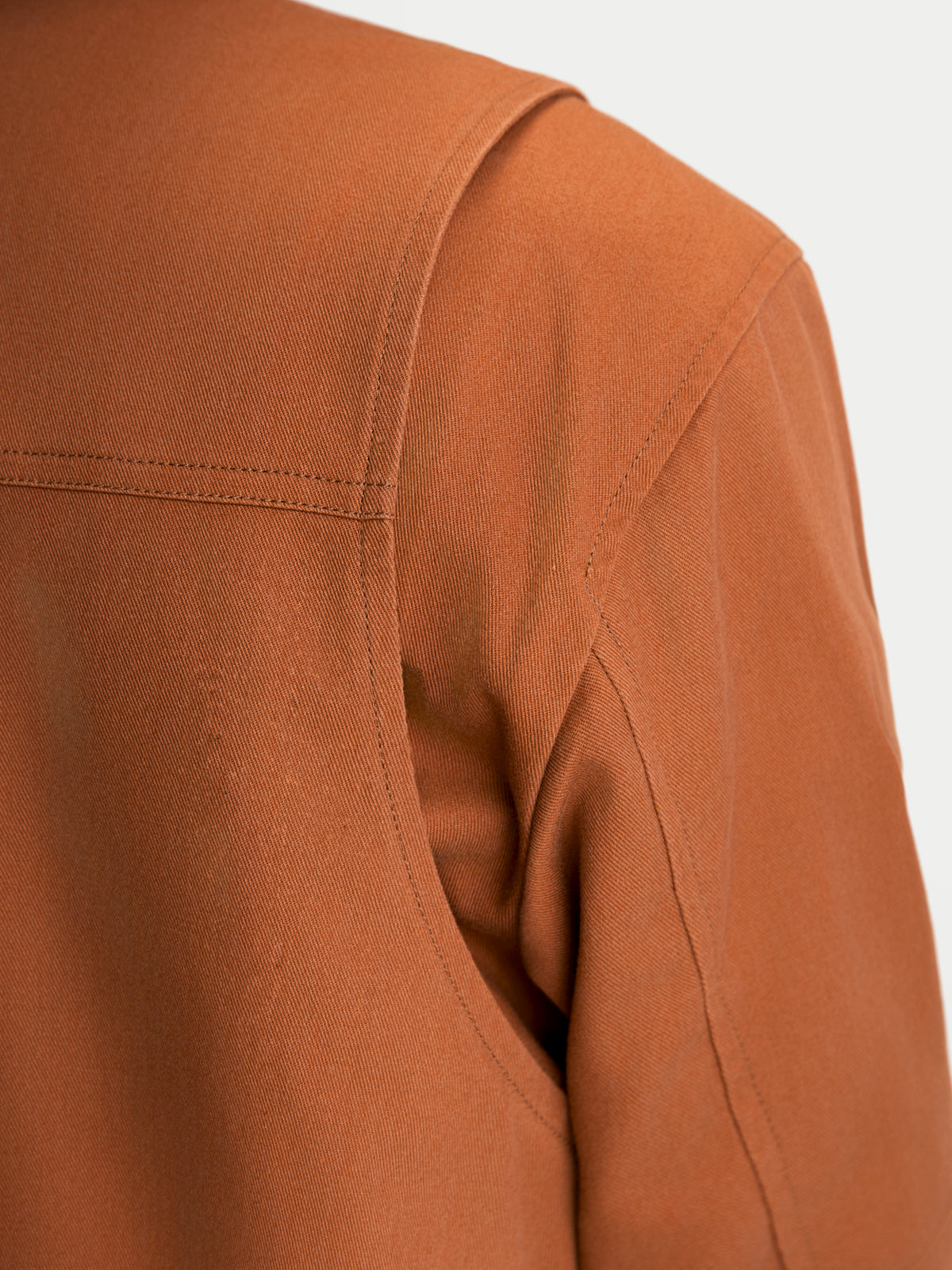 Alpinestars Mustang Wp Jacke, urbane Motorradjacke für Herren in Rostbraun, Nahaufnahme der Schulterfalte und der Twill-Konstruktion