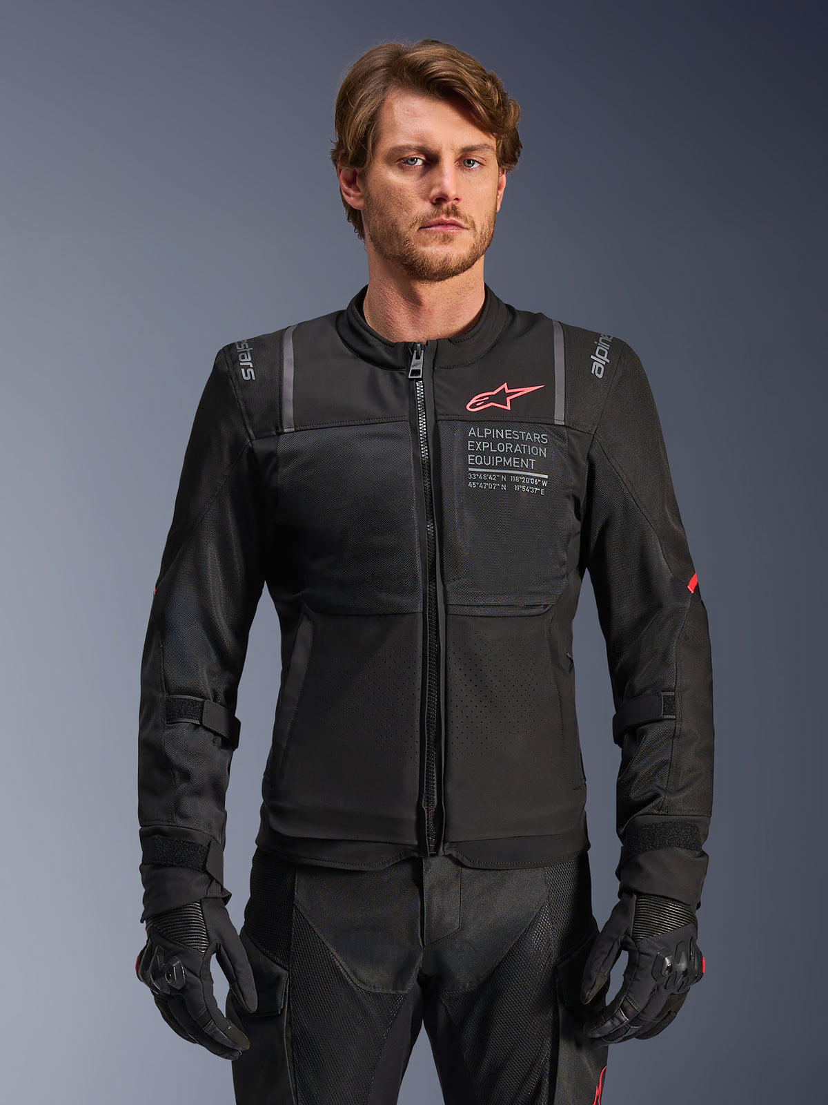 Alpinestars ST-2 Air Jacke, Herren-Motorradjacke aus Textil, Schwarz, Mesh-Einsätze, rotes Logo, am Model getragen.