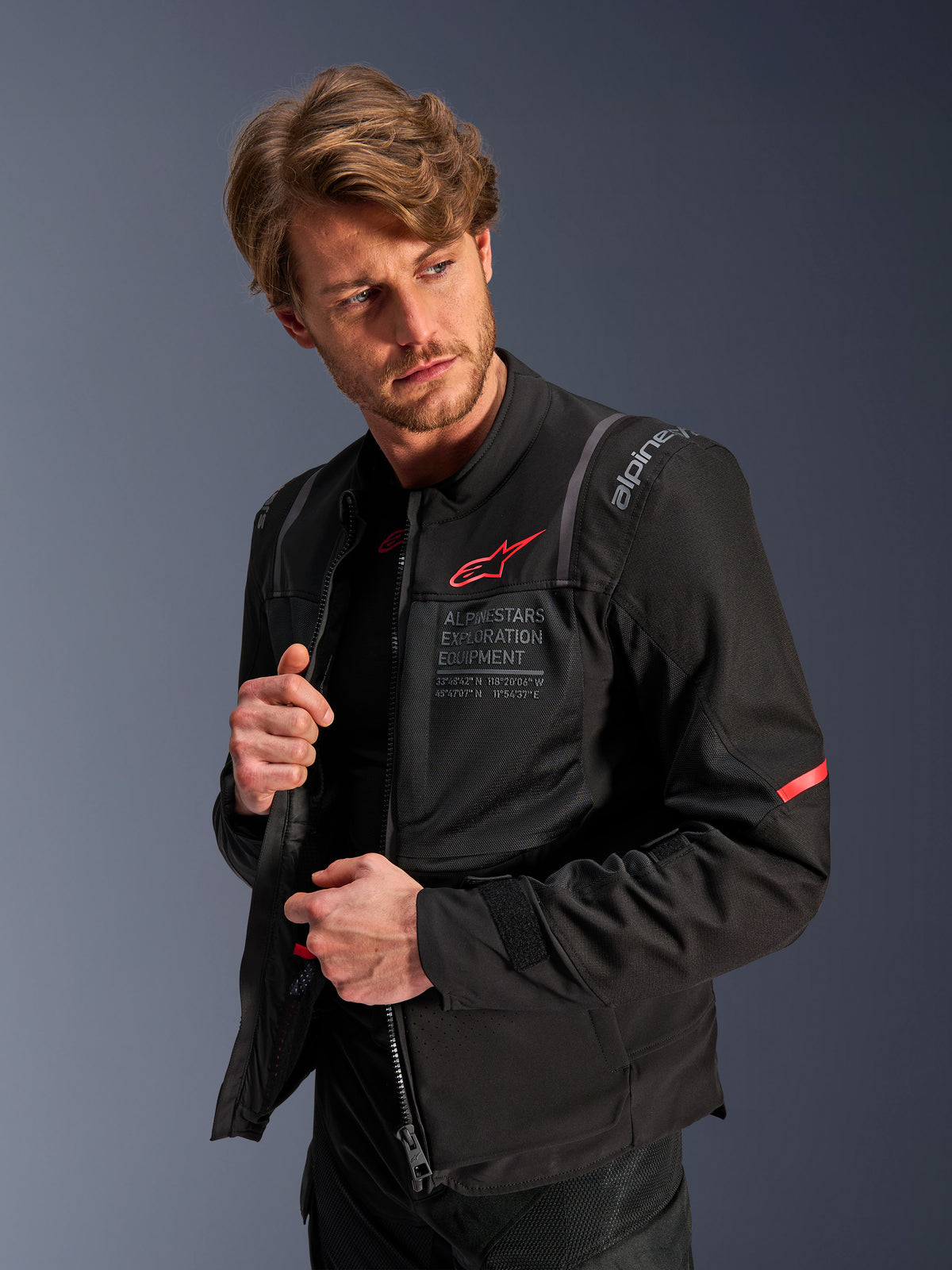 Alpinestars ST-2 Air Jacke, schwarze Herren-Motorradjacke mit Mesh-Panels und rotem Logo, getragen von einem Model.