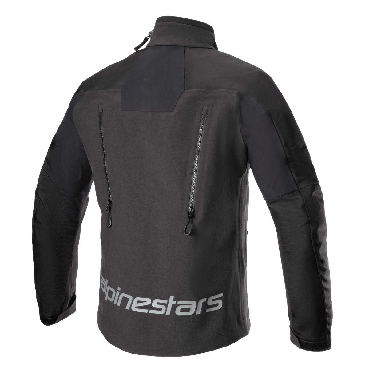 Alpinestars Hyde XT Drystar® XF Jacke, Motorradjacke, Schwarz, Rückansicht mit großem reflektierendem Alpinestars-Logo am unteren Rücken, zwei vertikalen Belüftungsöffnungen mit Reißverschlüssen und strukturierten Ripstop-Einsätzen