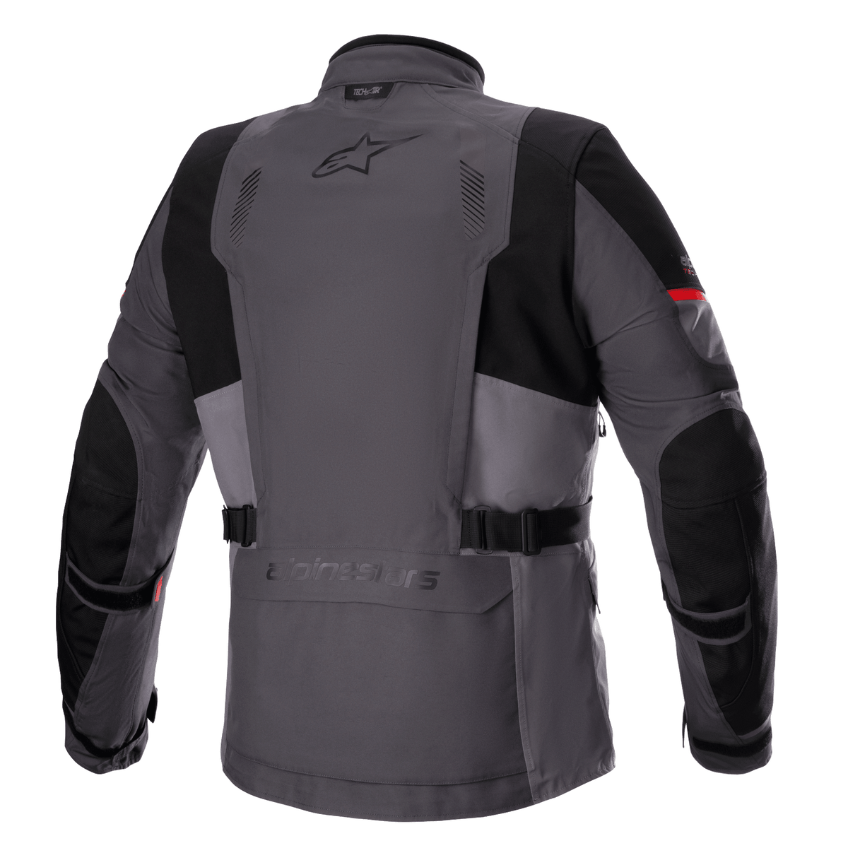 Alpinestars Monteira Drystar® XF Jacke, Adventure-Touring-Motorradjacke, Dunkelgrau und Teergrau mit leuchtend roten Akzenten, Rückansicht mit rückseitiger Utilitytasche, Taillengurten und verstärkten schwarzen Einsätzen an Schultern und Ellbogen, mit dem Astars-Logo auf dem oberen Rücken.