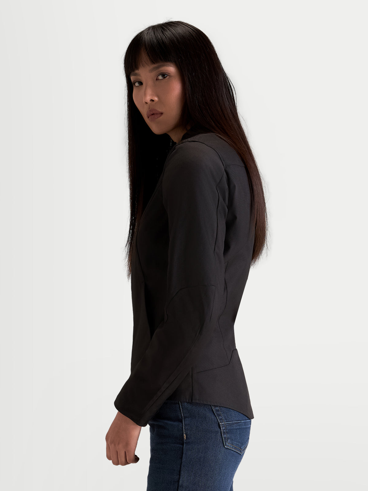 Alpinestars Stella C-1 Waterproof Jacke, urbane Damen-Motorradjacke in Schwarz, Seitenprofil-Ansicht an einem Model mit ergonomischen Ärmeln