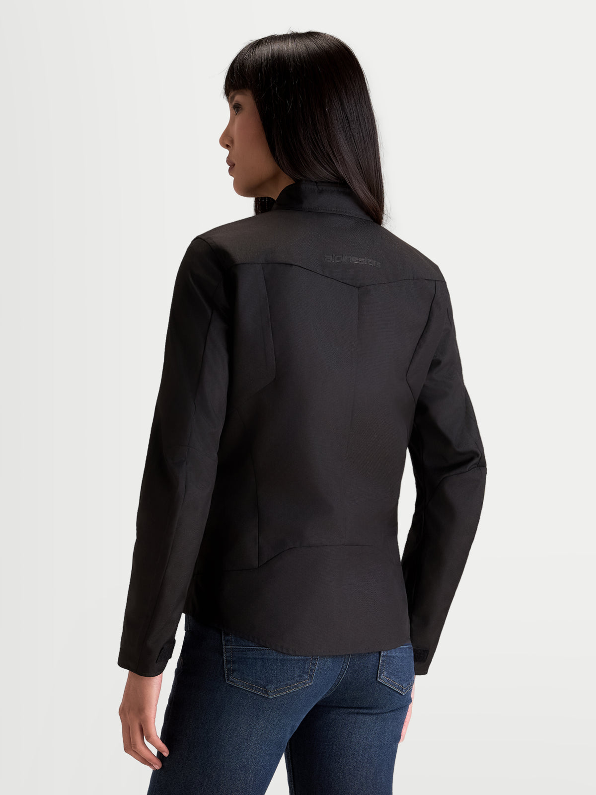 Alpinestars Stella C 1 Waterproof Jacke, Damen-Motorradjacke in Schwarz, Rückansicht mit 3D-Rückenkonstruktion und weichem Kragen, getragen von einem Model