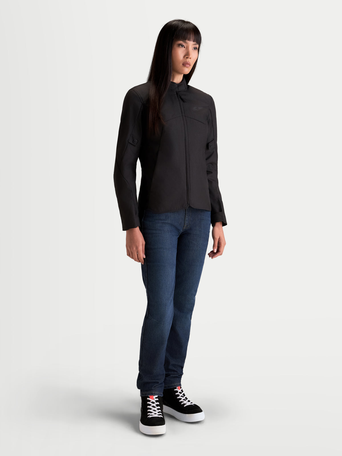 Alpinestars Stella C 1 Waterproof Jacke, Damen-Motorradjacke in Schwarz, Vorderansicht an einem Model mit legerer Fahrkleidung