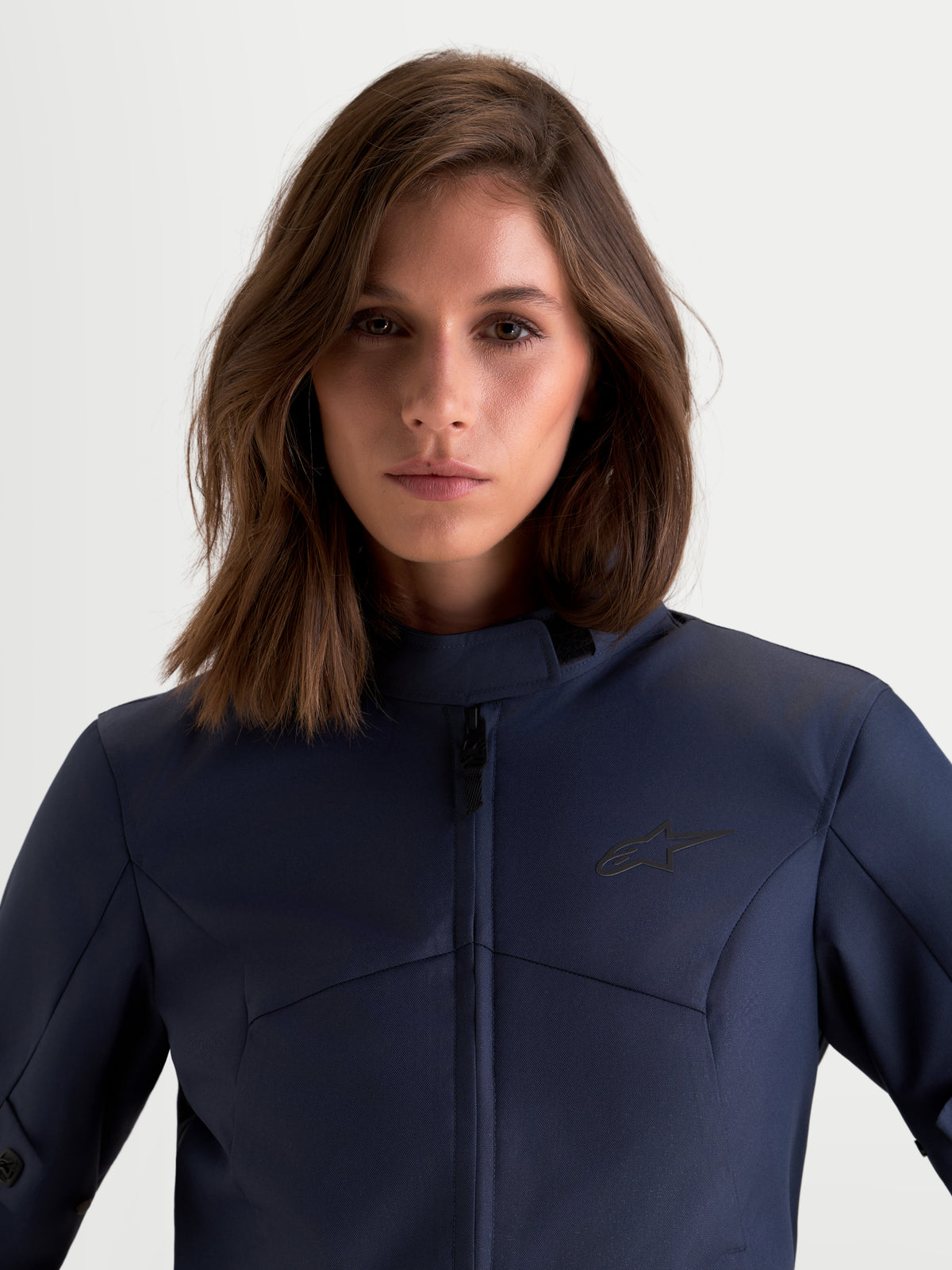 Alpinestars Stella C-1 Waterproof Jacke, Damen-Motorradjacke in Blau, Detailansicht der Vorderseite mit Textilkonstruktion und hohem Kragen an Model